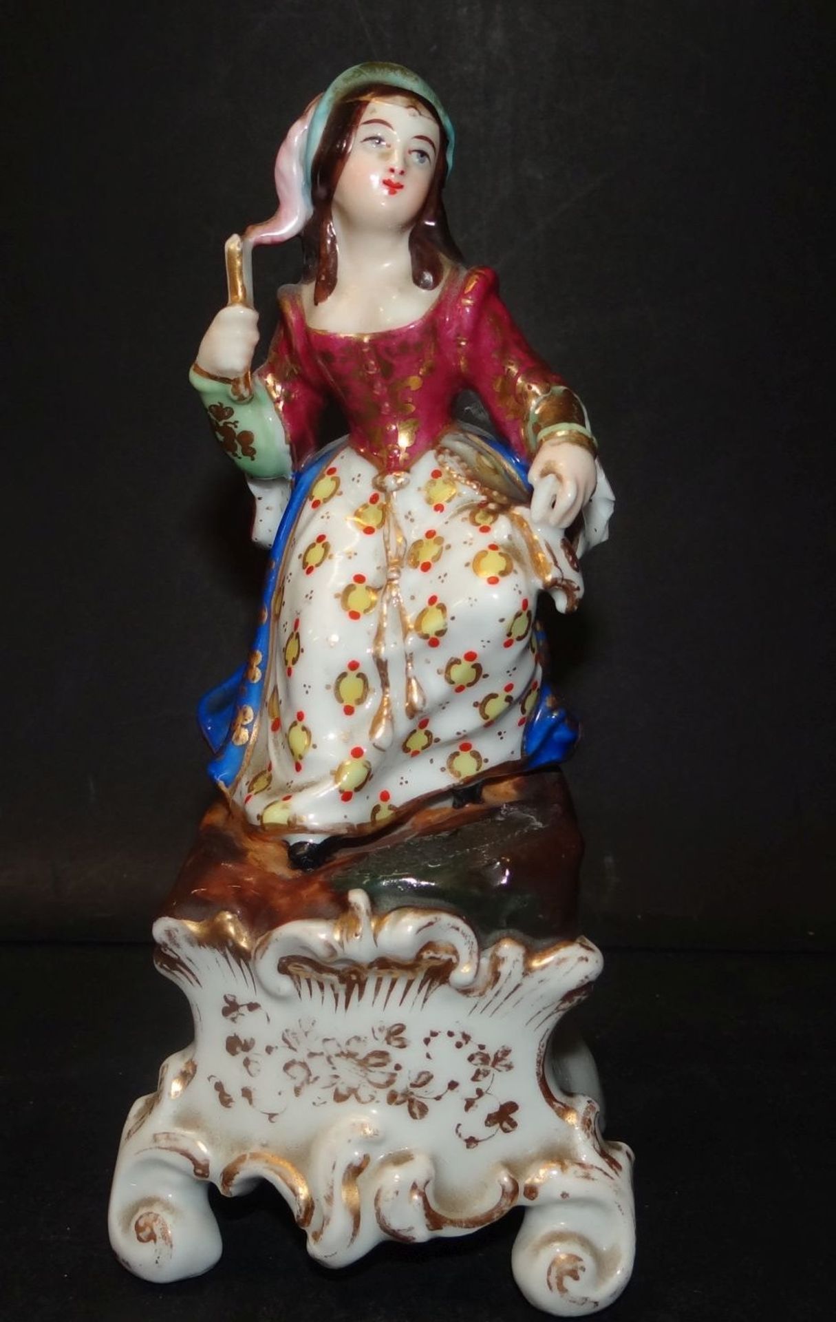 Porzellanfigur, junge Frau mit Fächer, bemalt, rückseitig wohl Stiel-Väschen, H-18 cm, Alters-u.