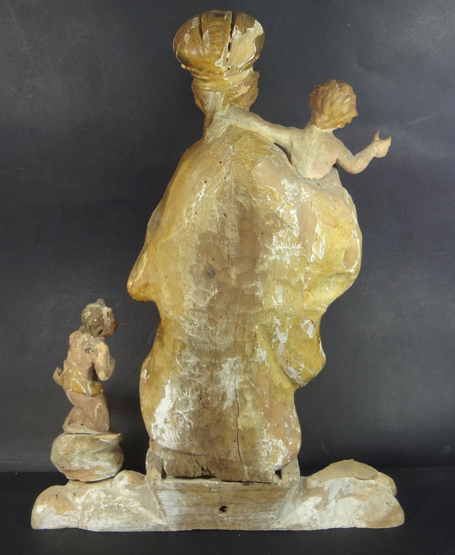 Holzskulptur "Maria mit Kind und Putto" Reste alter Fassung, wohl 18.Jhd., ein Putto seitlich fehlt, - Bild 5 aus 10