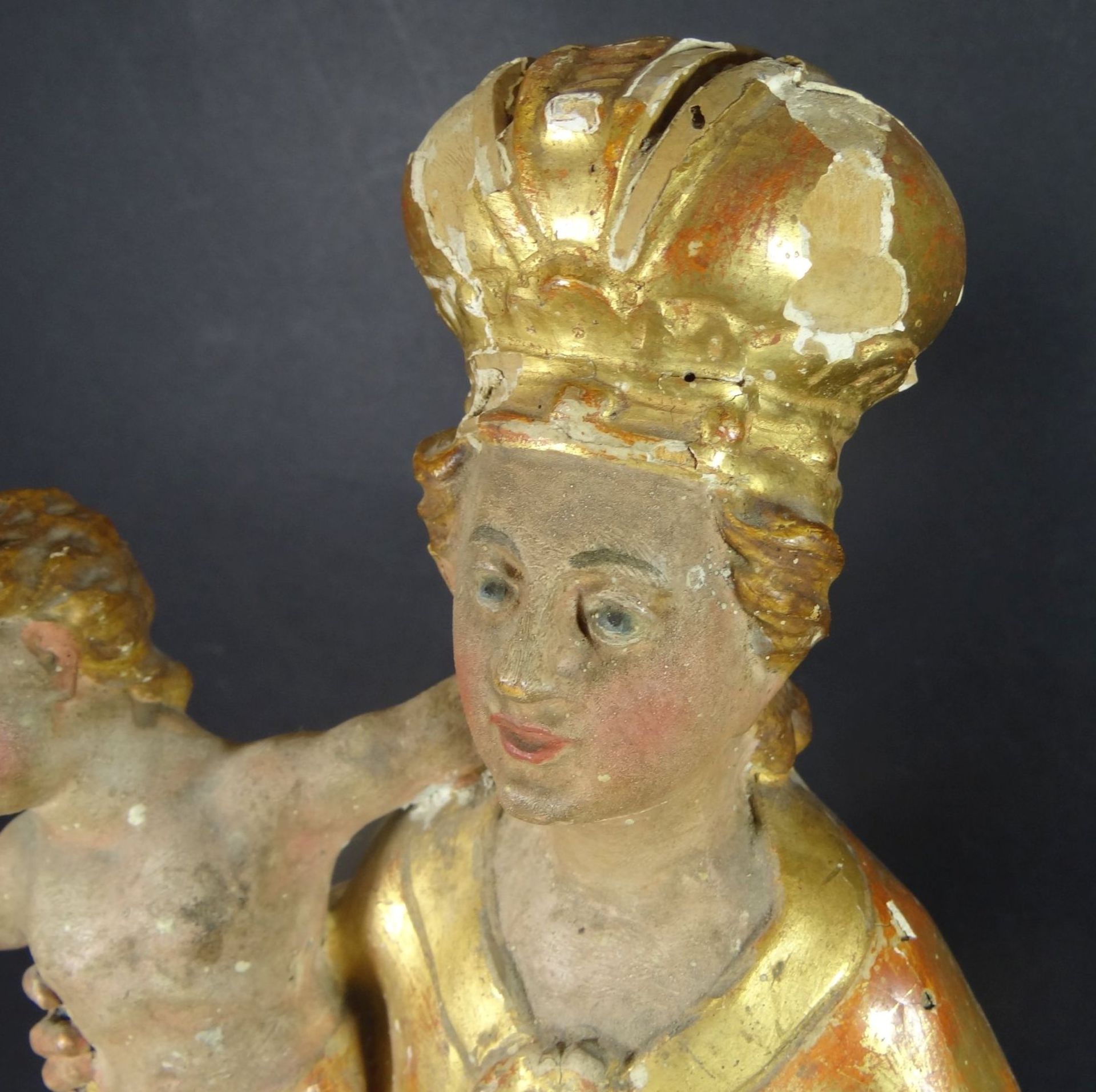 Holzskulptur "Maria mit Kind und Putto" Reste alter Fassung, wohl 18.Jhd., ein Putto seitlich fehlt, - Bild 8 aus 10