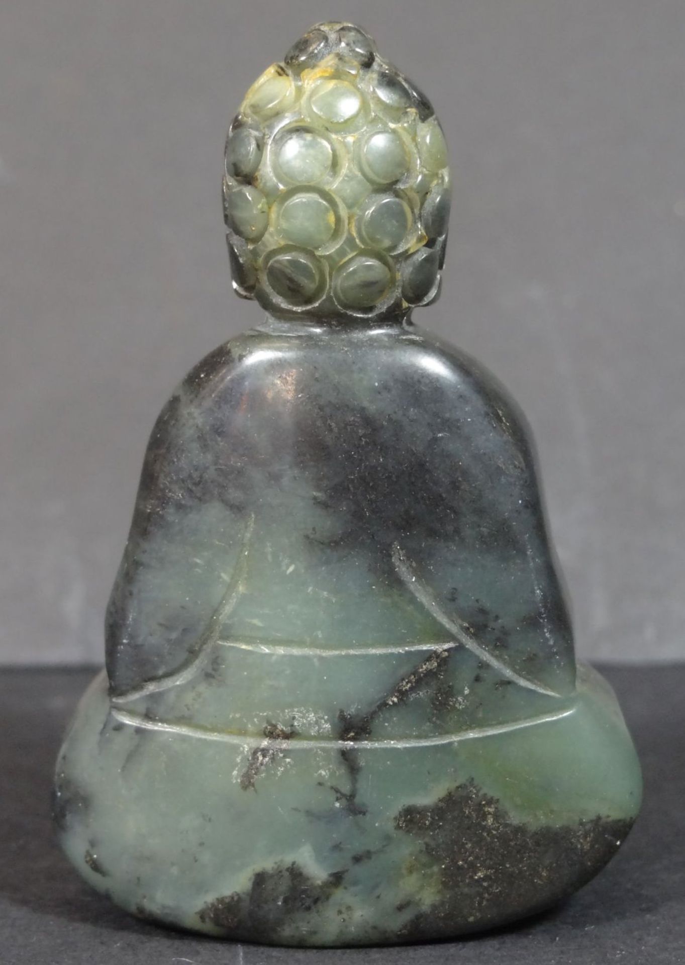Jade-Schnitzerei, sitzender Buddha, H-6 cm - Bild 2 aus 3
