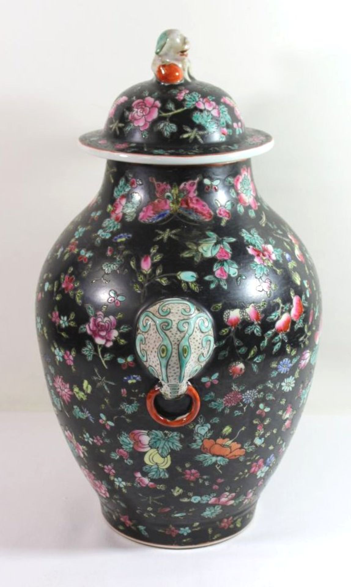 hohe Deckelvase, China, florales Dekor auf schwarzem Grund, Deckel mit Fu-Hund, älter, H-43cm. - Bild 2 aus 4