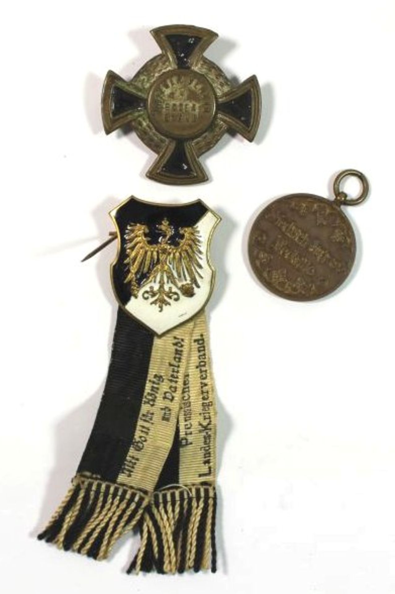 2x div. Abzeichen Kriegervereine sowie Friedrich August Medaille.