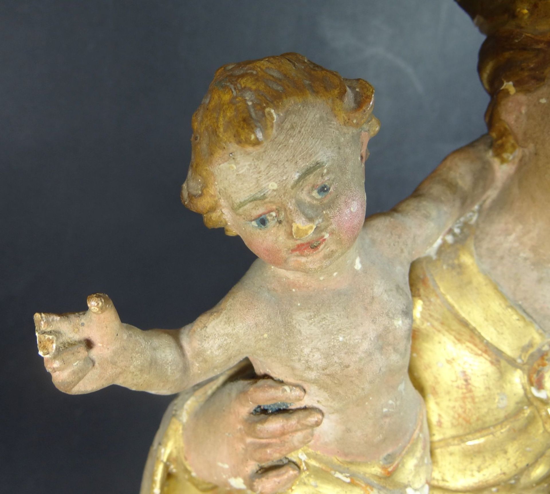 Holzskulptur "Maria mit Kind und Putto" Reste alter Fassung, wohl 18.Jhd., ein Putto seitlich fehlt, - Bild 7 aus 10