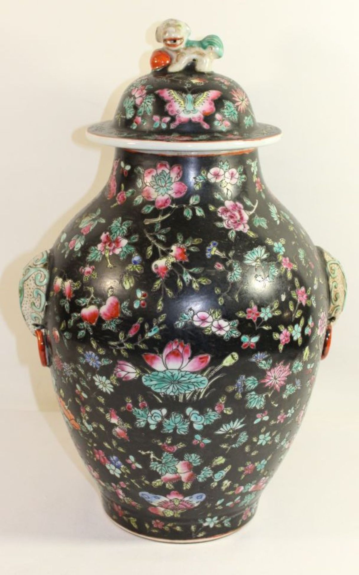 hohe Deckelvase, China, florales Dekor auf schwarzem Grund, Deckel mit Fu-Hund, älter, H-43cm.