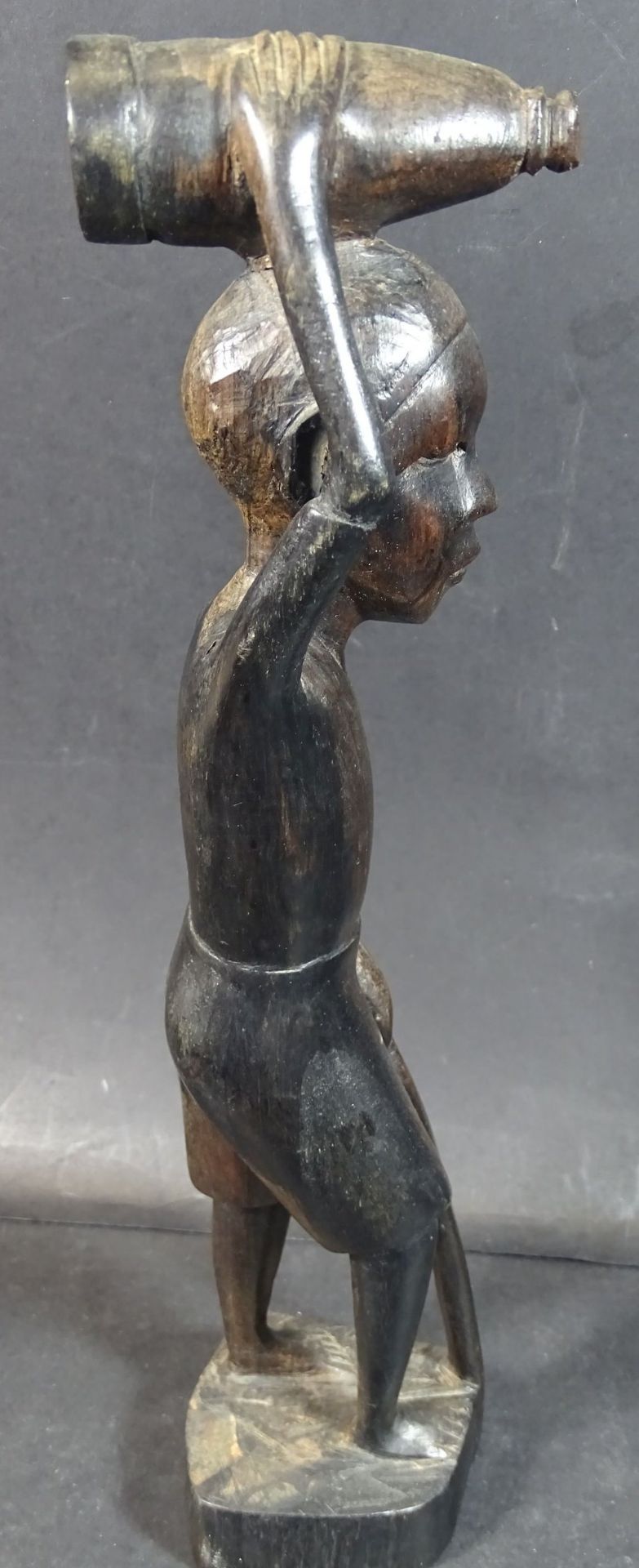 Hozschnitzerei, afrikan. Frau mit Kopflast, h-30 cm - Bild 4 aus 5