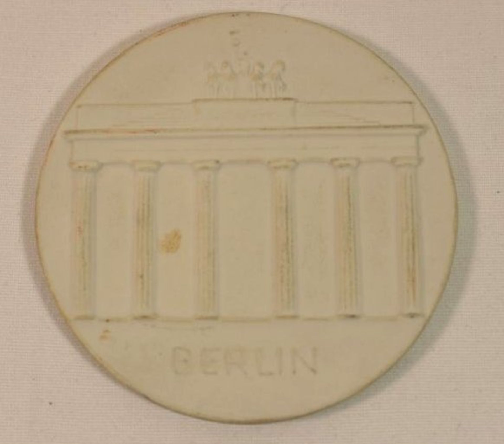 Porzellan-Reliefplakette "BERLIN", Pressmarke KPM Berlin, D-8cm.