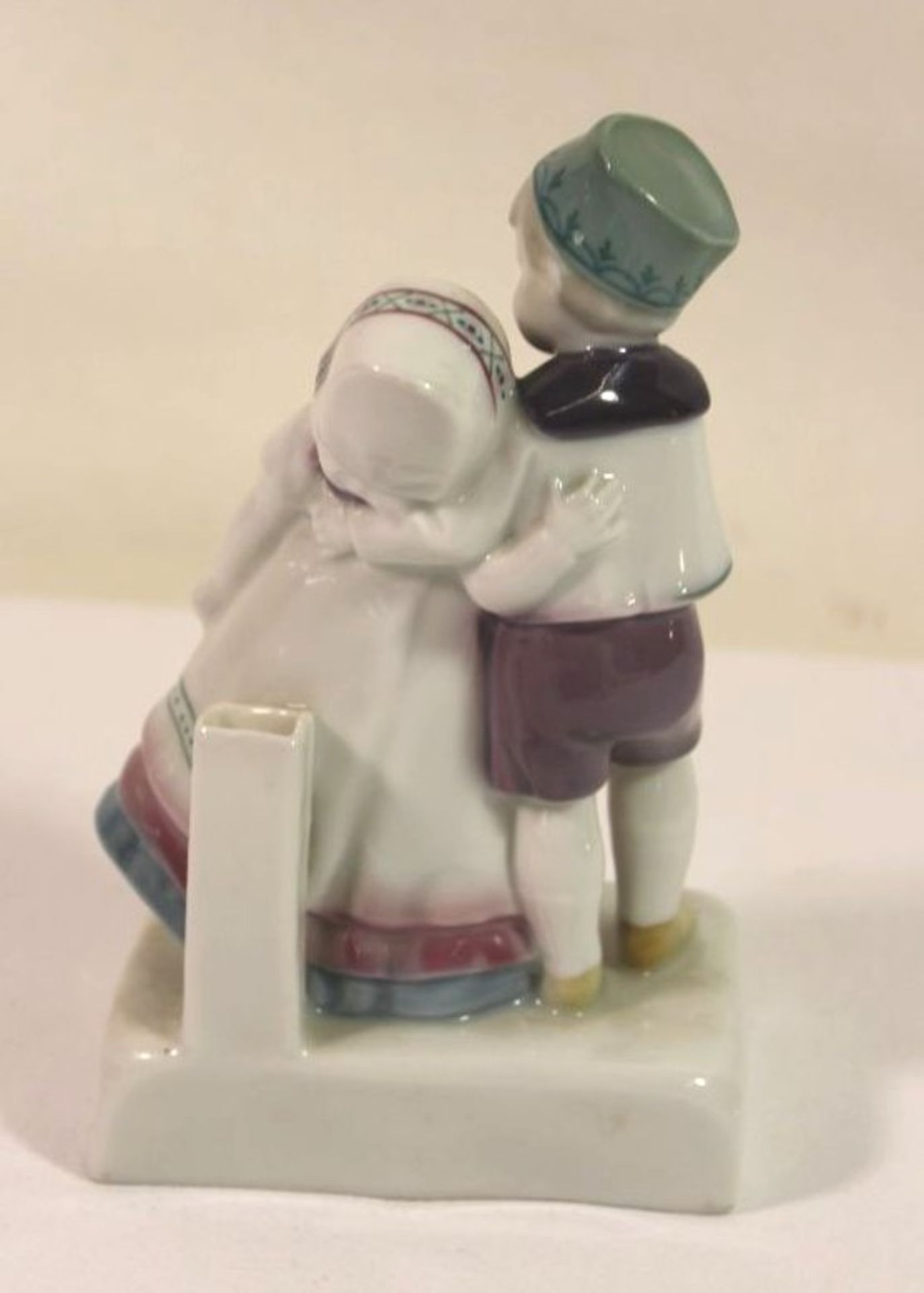 figürliche Vase, Kinderpaar, Goebel Oeslau, 30/40er Jahre, polychr. Bemalung in Unterglasurfarben, - Bild 2 aus 3