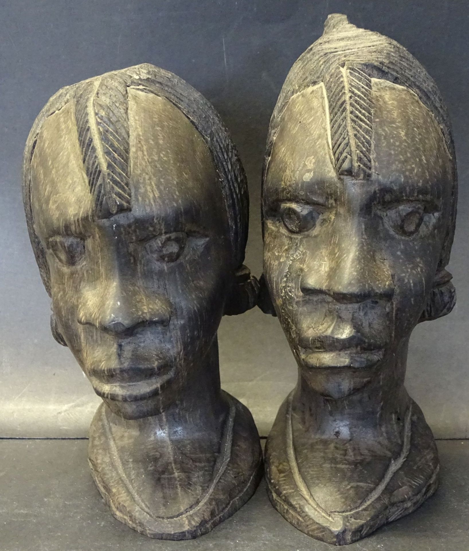 Paar Holz-Büsten, afrikanisches Paar, H-18 und 19 cm, Alters-u. Gebrauchsspure