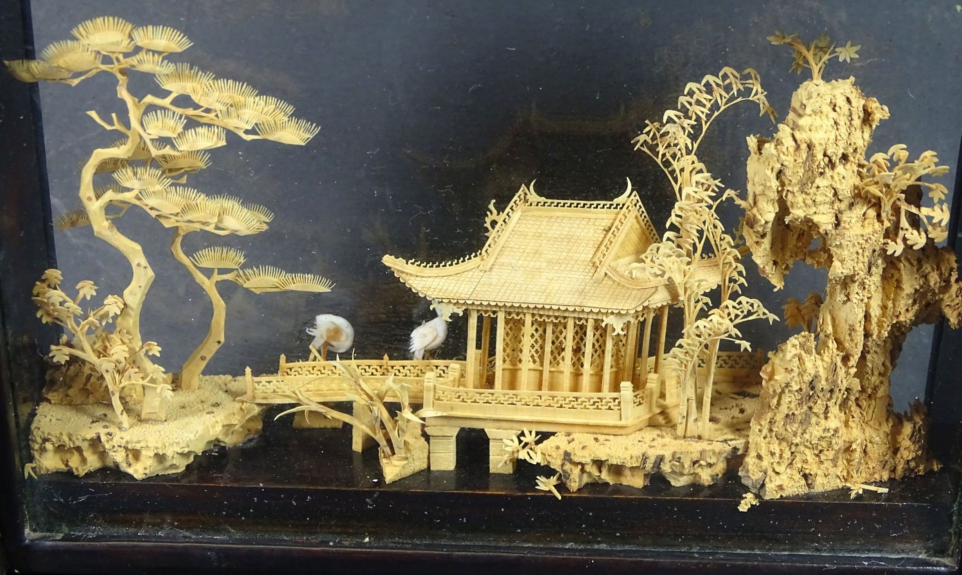 Korkschnitzerei in Glaskasten, China, H-15 cm, B-23 cm - Bild 3 aus 4
