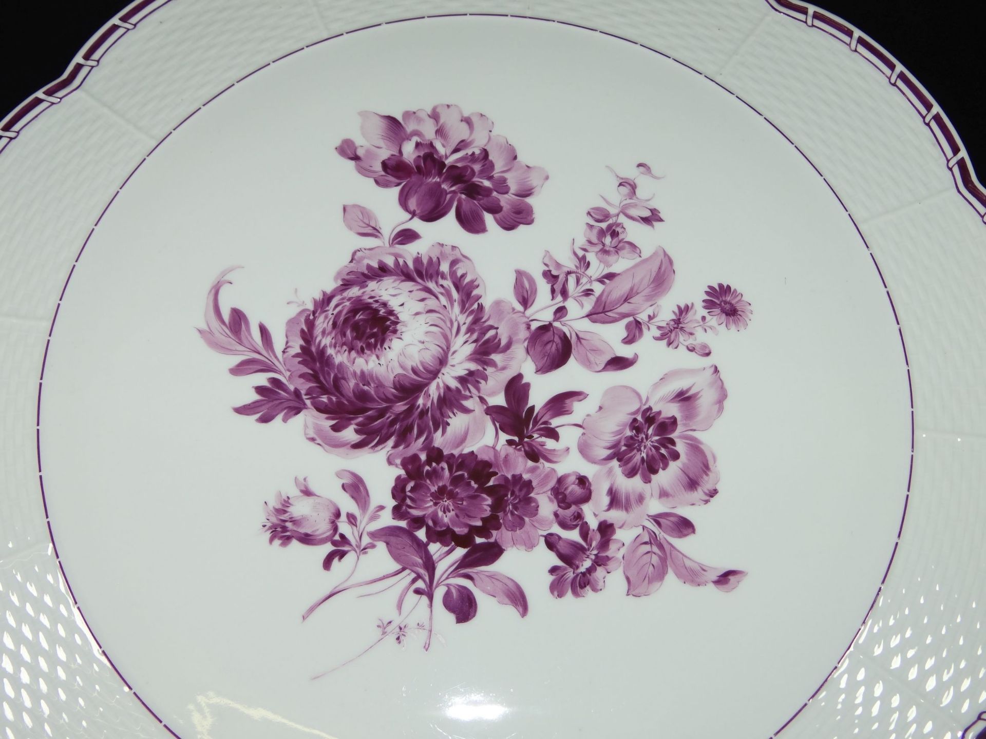 gr. Tortenplatte mit lila Blumen "Meissen" Schwertermarke mit Punkt, 1.Wahl, D-37 cm - Bild 2 aus 4