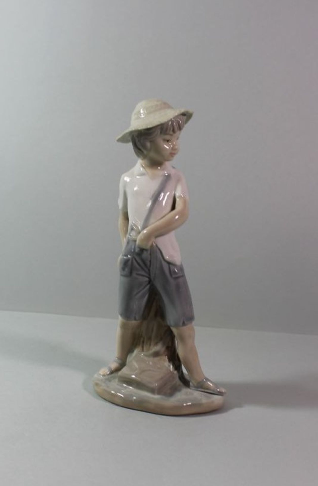 Figur, NAO, Spanien, Knabe mit Zwille, Unterglasurfarben, H-22cm.