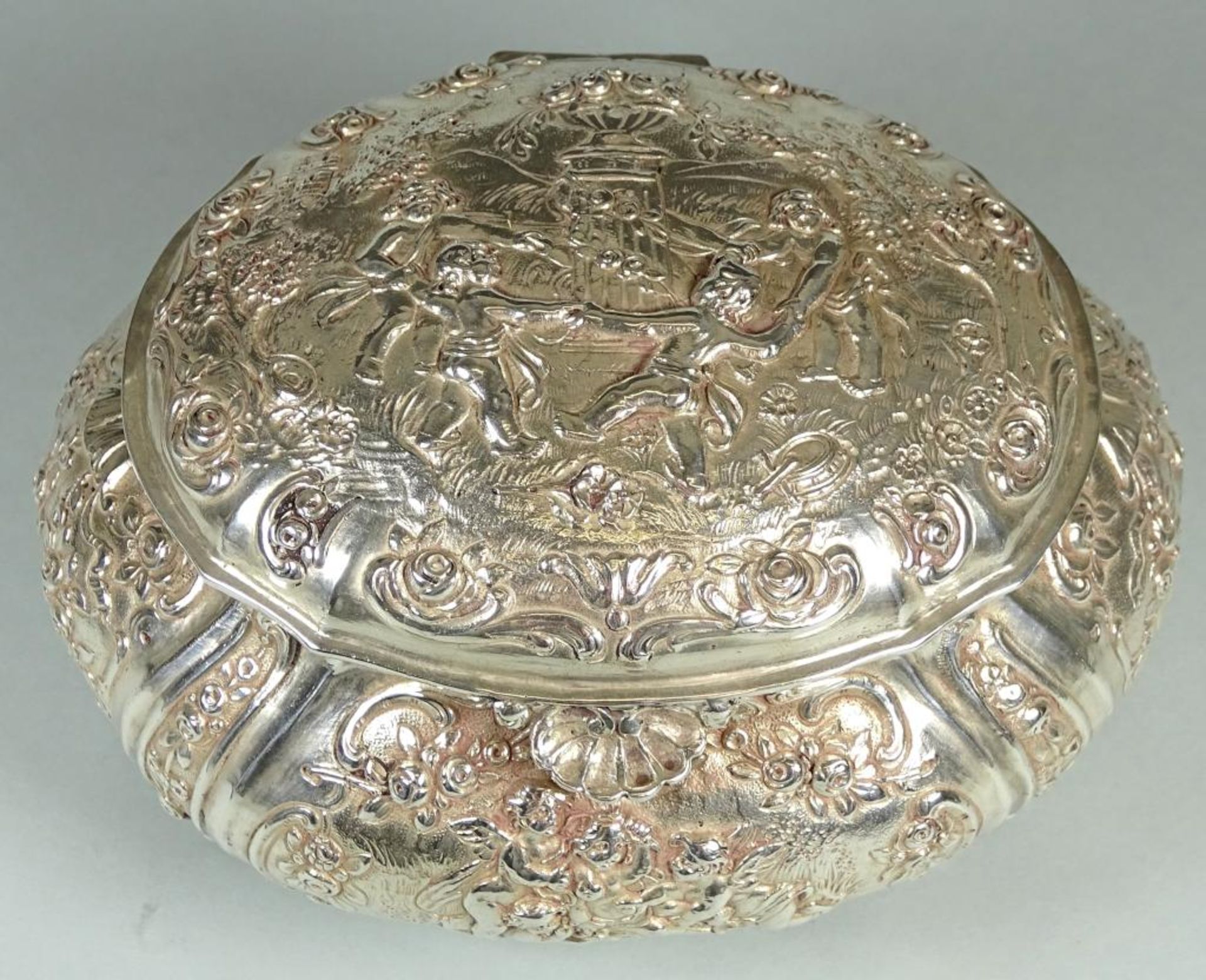 Zuckerdose,wohl Hanau um 1900,Putti Darstellung,800er Silber, H-7,5cm,14x12cm,317gr. - Bild 2 aus 5