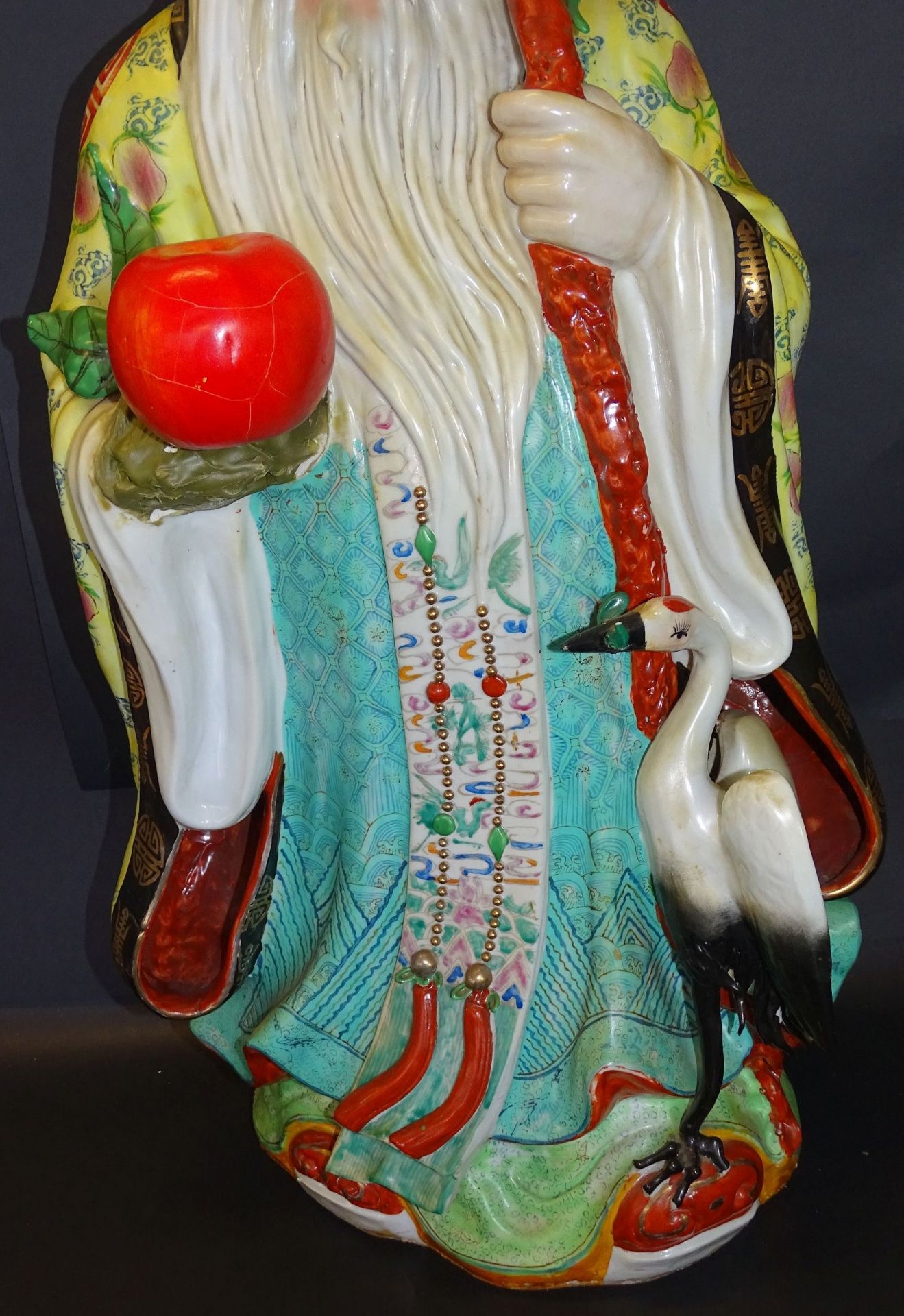 grosse Figur eines Chinesen, bemalt, H-77 cm, B-40 cm, eine Hand schlecht restauriert und - Bild 3 aus 10