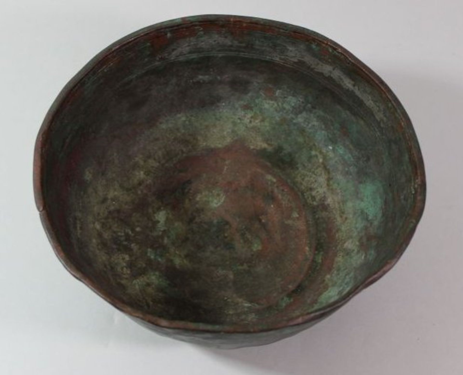 frühe Bronzeschale, Nordafrika, Boden mit Marke, Alters-u. Gebrauchsspuren, H-8,5cm D-18,5cm. - Bild 2 aus 3
