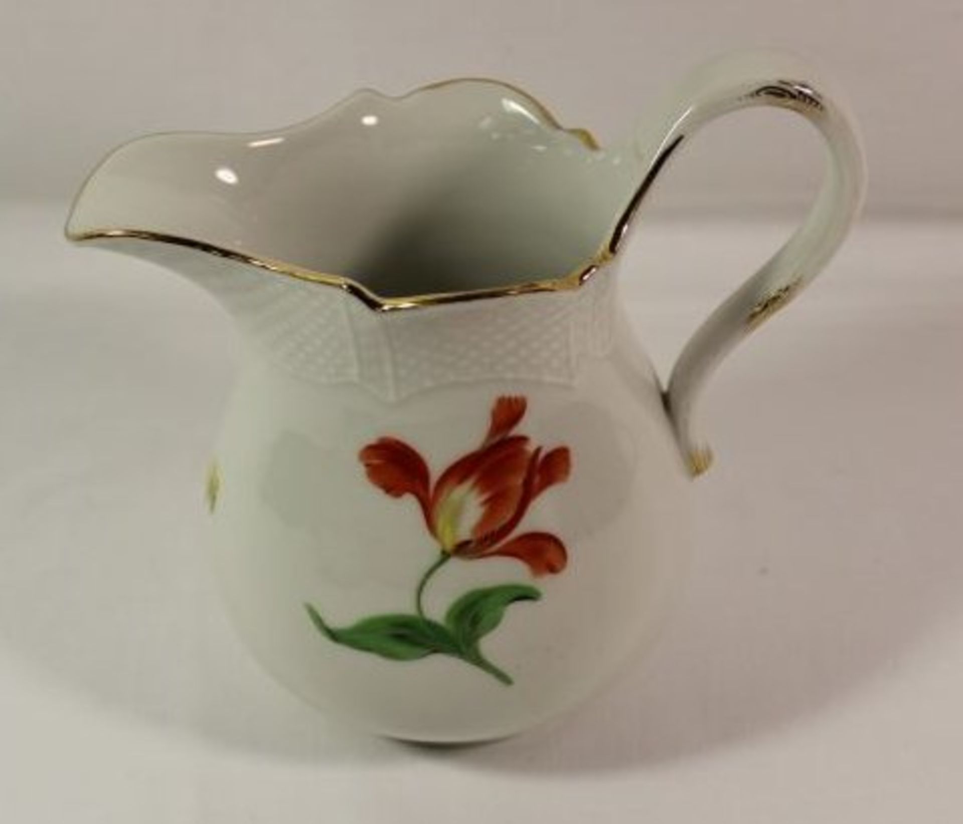 gr. Milchkännchen, Meissen, Schwertermarke, Blumenbemalung, 2 Schleifstriche, H-14,5cm.