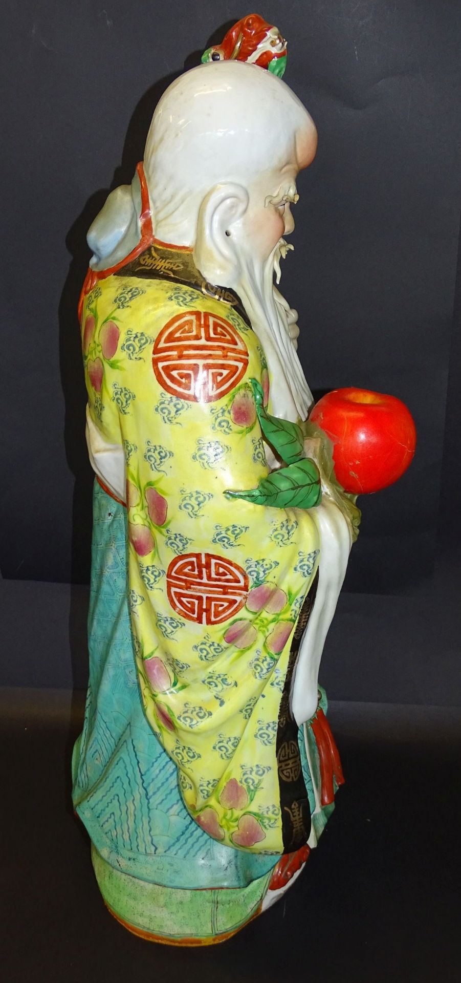 grosse Figur eines Chinesen, bemalt, H-77 cm, B-40 cm, eine Hand schlecht restauriert und - Bild 8 aus 10