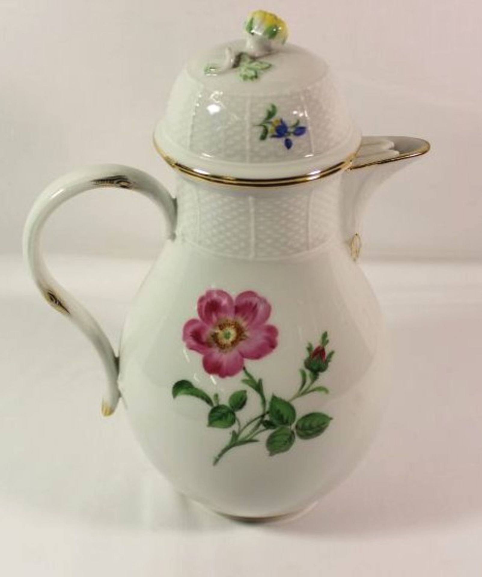 Kaffeekanne, Meissen, Schwertermarke, Blumenbemalung, 2x Schleifstriche, Deckelblüte ok, H-26cm. - Bild 2 aus 3