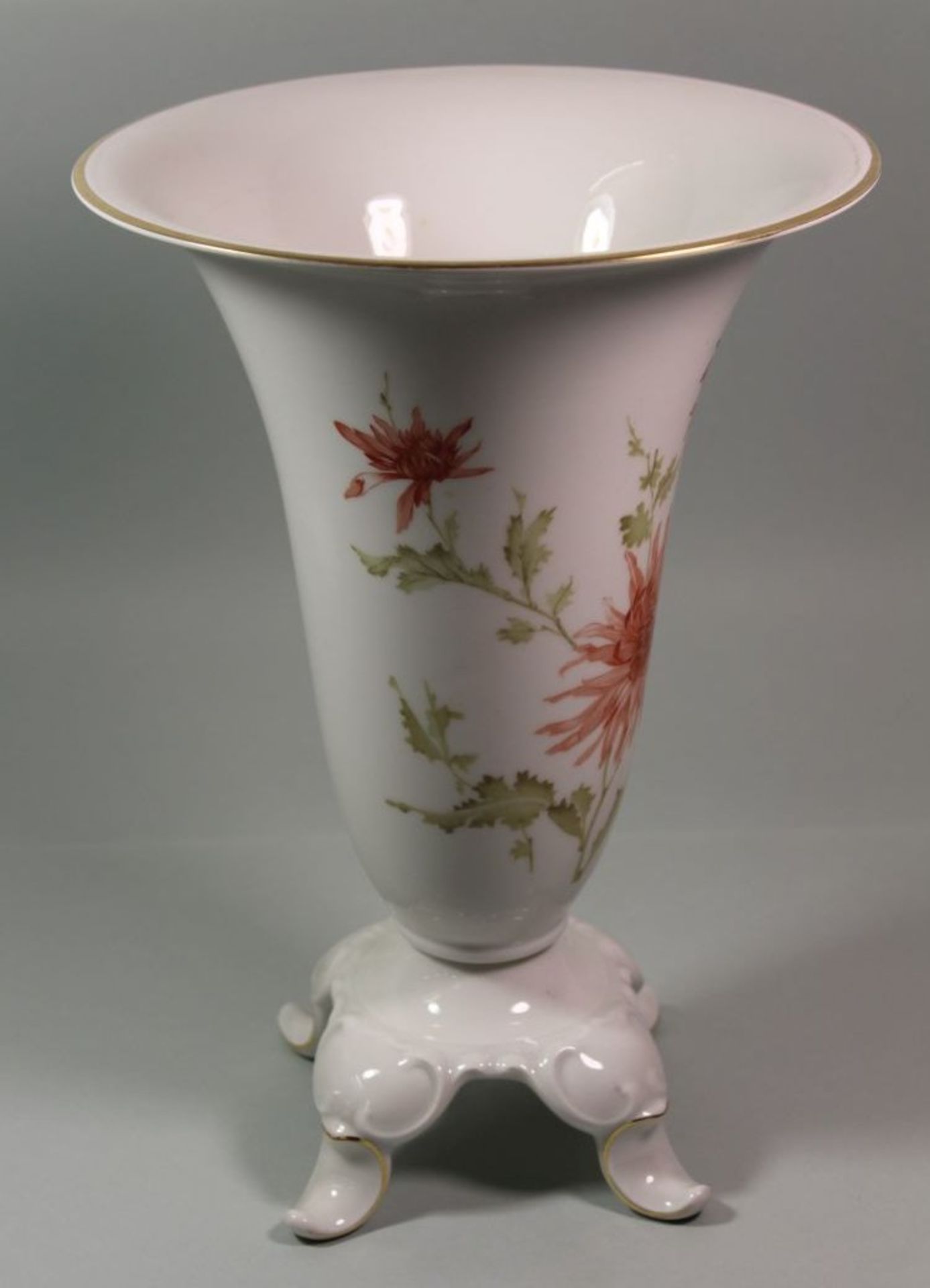 hohe Vase auf 4 Füssen "Hutschenreuther", florales Dekor, 1x Fuss geklebt, H-28,5cm. - Bild 2 aus 4