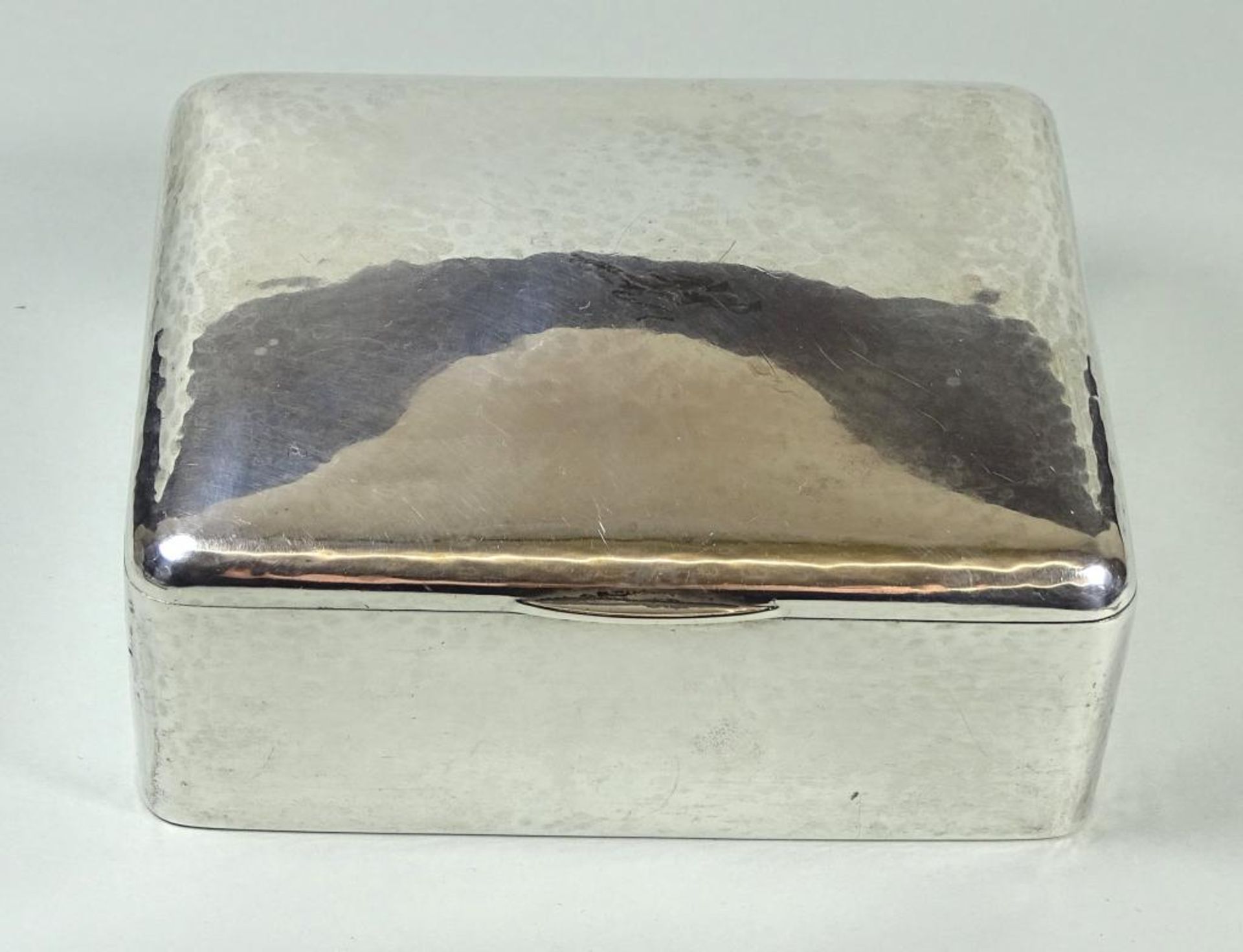 Zigaretten Dose von Evald Nielsen Dänemark,1927,330gr.,Hammerschlagdekor,H-4,5cm,11,5x9,2cm,1x Delle