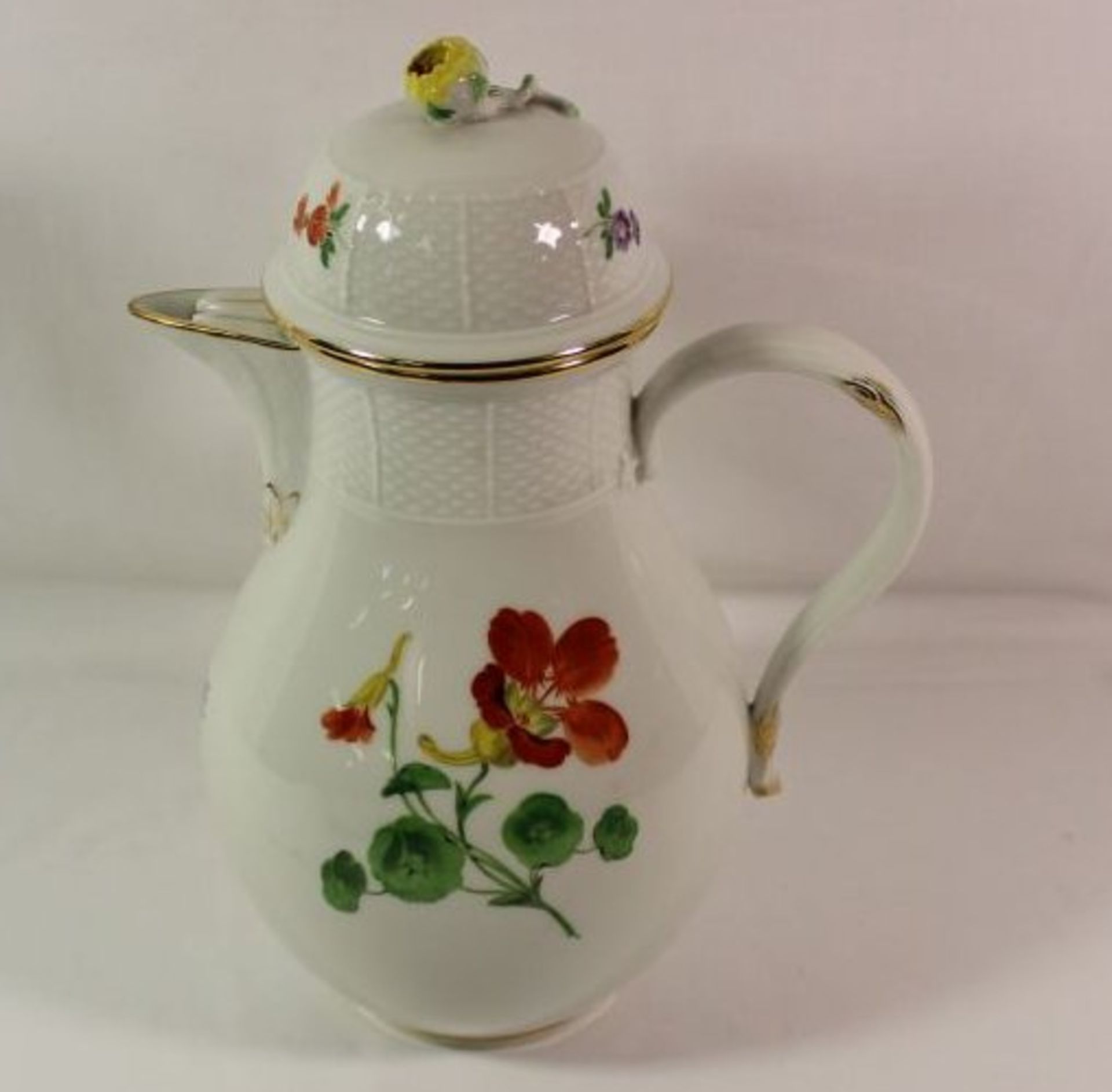 Kaffeekanne, Meissen, Schwertermarke, Blumenbemalung, 2x Schleifstriche, Deckelblüte ok, H-26cm.