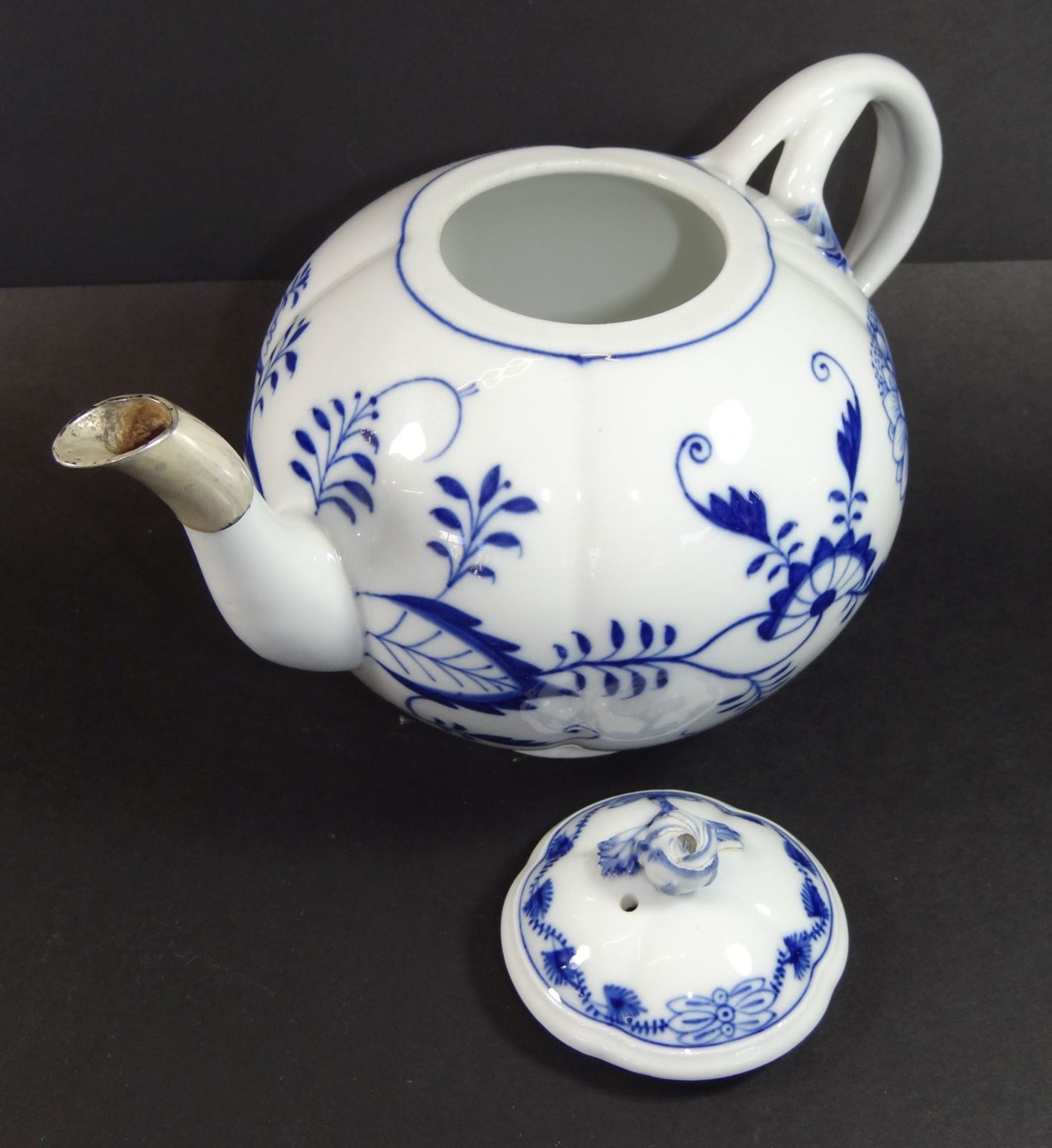 Teekanne "Meissen" Zwiebelmuster um 1850, Tülle beschädigt,Henkel mit Abplatzer, Deckelrose - Bild 3 aus 8