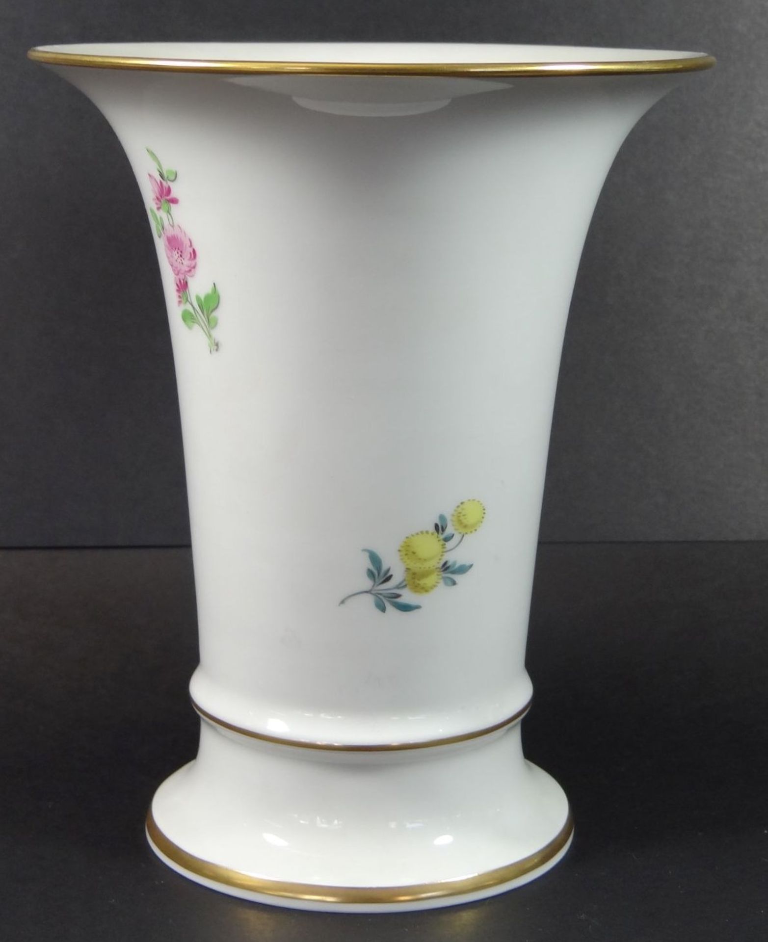 Vase "Meissen" Blumenmalerei Schwertermarke, H-17 cm, D-14 cm, am Stand Abplatzer - Bild 3 aus 5