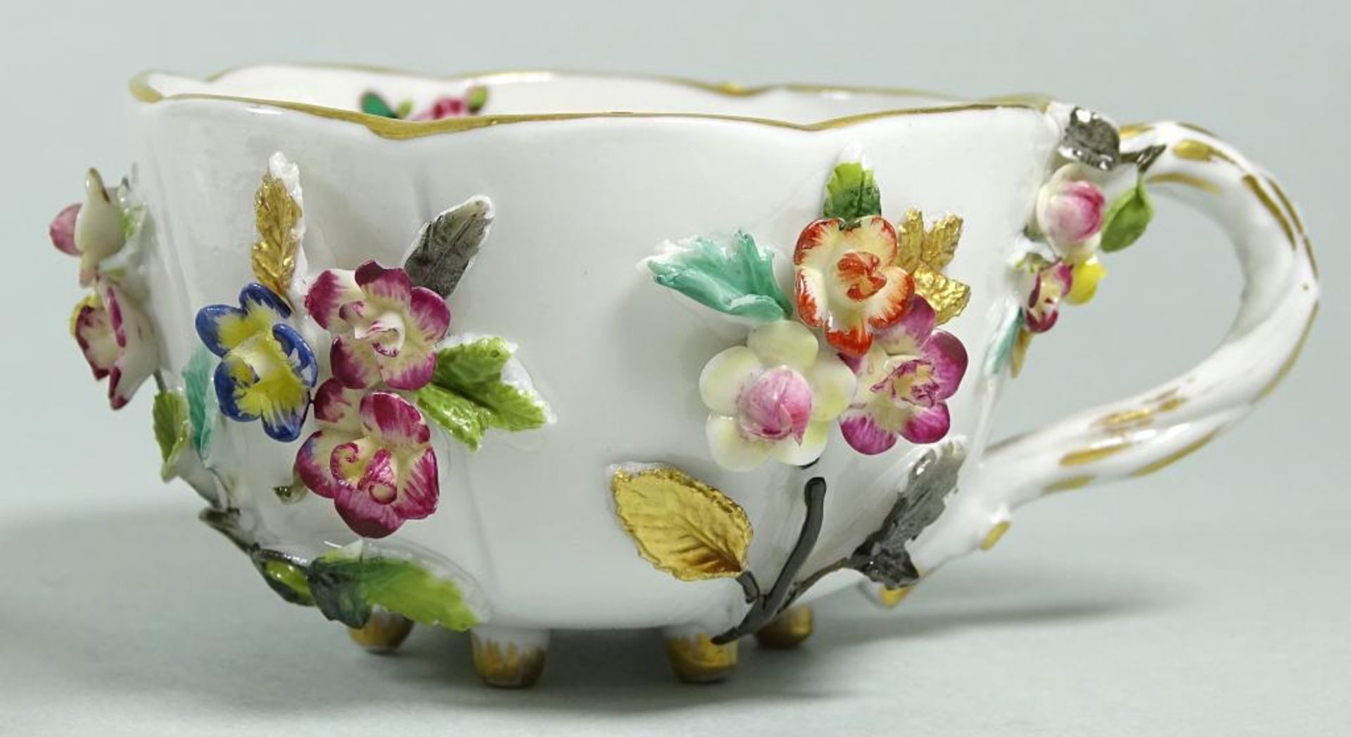 Kl. Tasse mit U.T. "Capodimonte", aufgesetzte Blüten, wohl 19.Jhd., H-4,3 cm, D-U.T. 12 cm, - Bild 6 aus 6