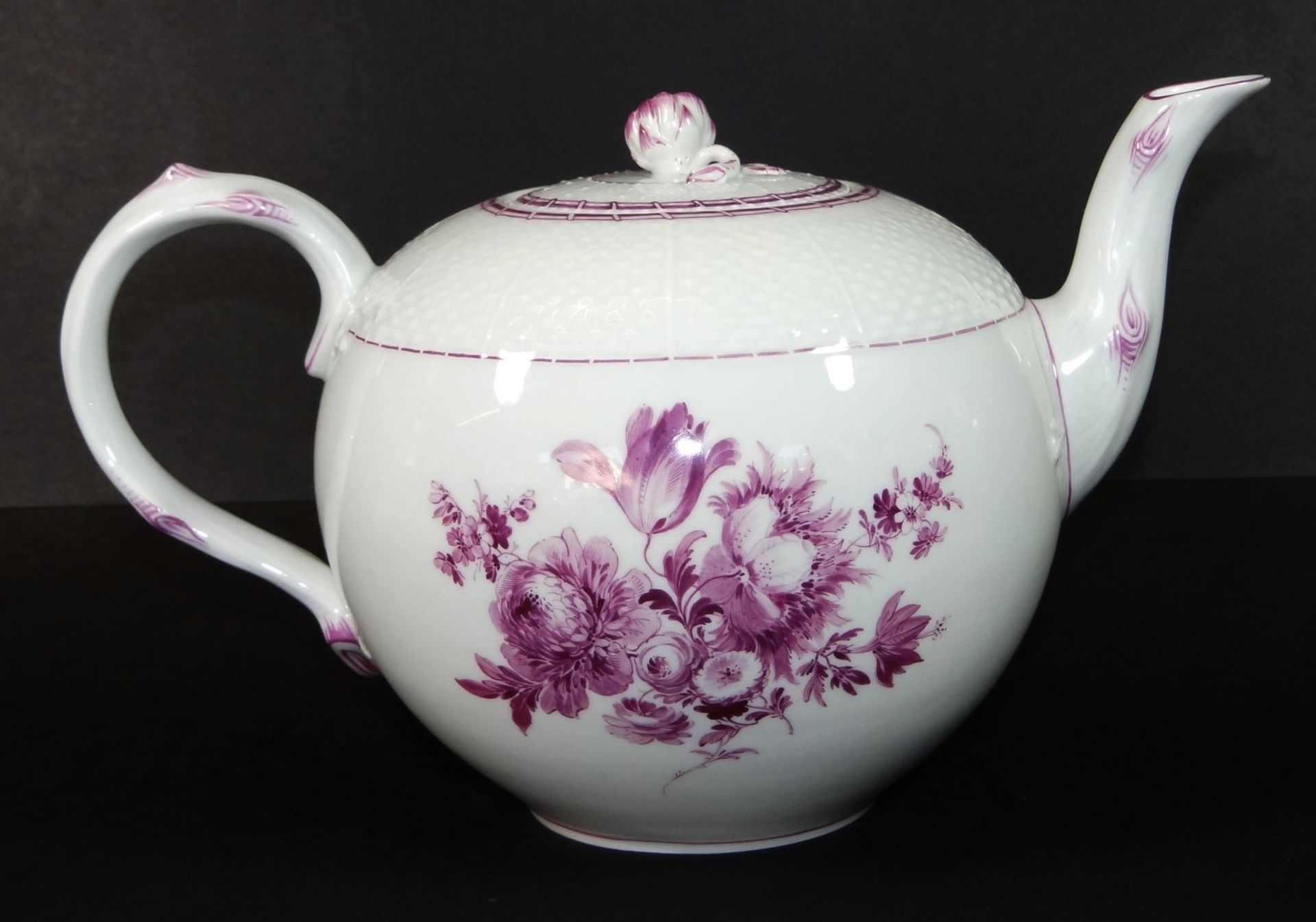 Teekanne mit lila Blumen "Meissen" Schwertermarke, H-14 cm