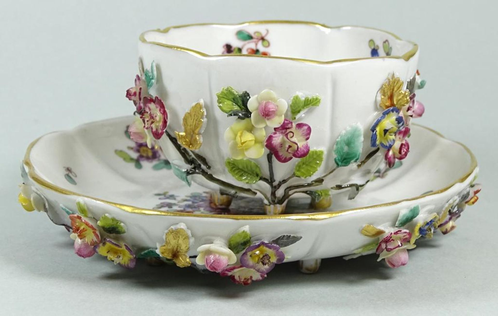 Kl. Tasse mit U.T. "Capodimonte", aufgesetzte Blüten, wohl 19.Jhd., H-4,3 cm, D-U.T. 12 cm, - Bild 2 aus 6