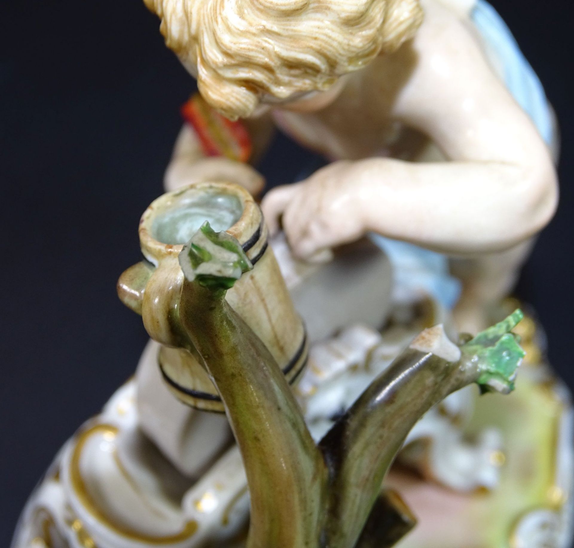 Meissen-Putto an Schleifstein,, Knauf-Schwerter, bemalt, Flügel abgebrochen, mehrmals bestossen, H- - Bild 8 aus 9