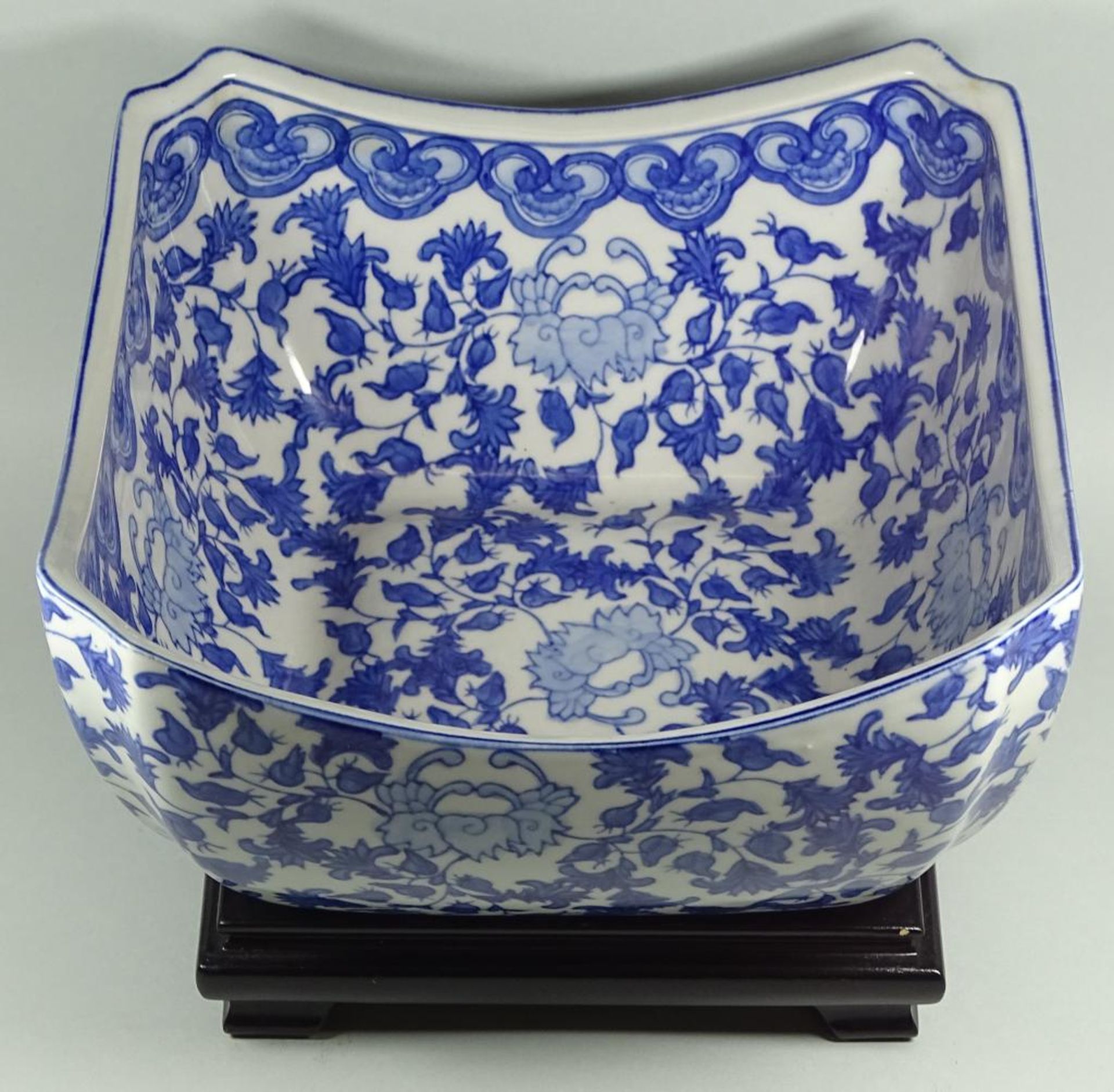 gr. China-Schale auf Holzsockel, Blaumalerei, , gemarkt, H-17 cm, 24x24 cm