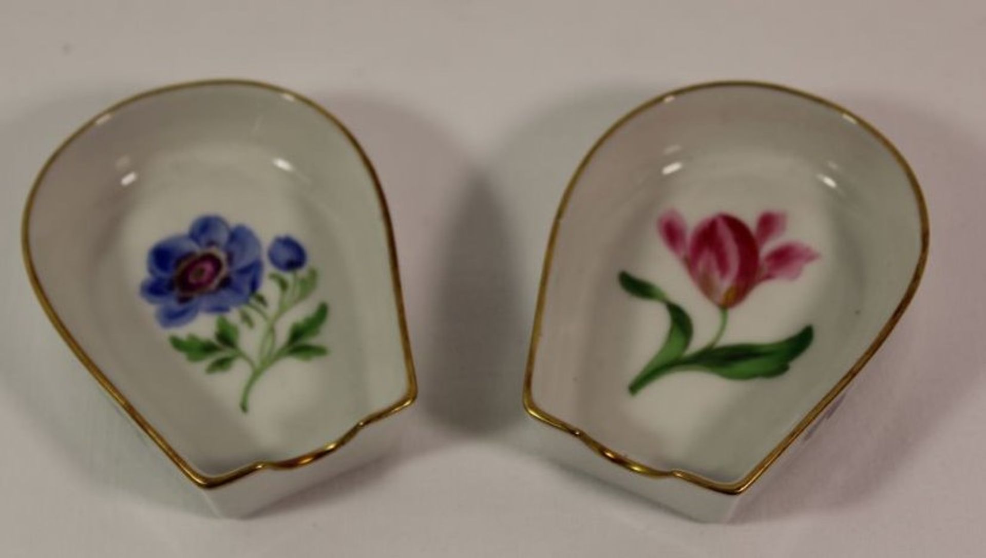 Paar kl. Ascher, Meissen, Schwertermarke, Blumenbemalung, je 2 Schleifstriche, je 8 x 6,5cm.