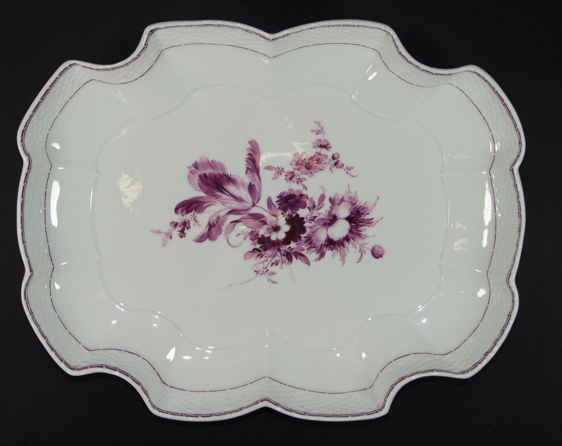 geschwungene Schale mit lila Blumen "Meissen" Schwertermarke mit Punkt, 1.Wahl, 29x23 cm, H-4,5 cm