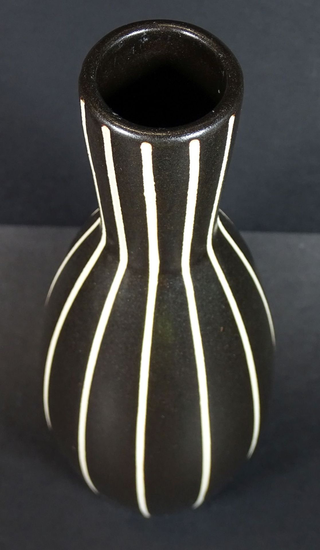 s/w Vase, in Boden signiert, H-20 cm - Bild 2 aus 3