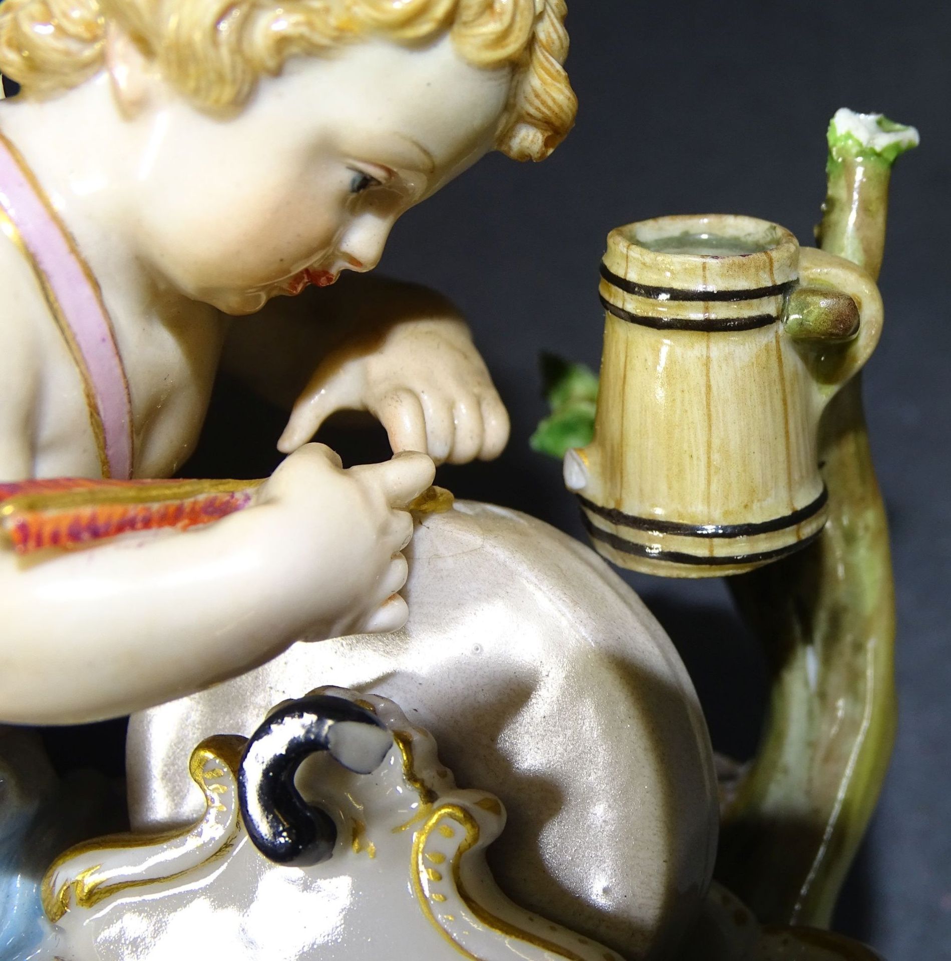 Meissen-Putto an Schleifstein,, Knauf-Schwerter, bemalt, Flügel abgebrochen, mehrmals bestossen, H- - Bild 7 aus 9