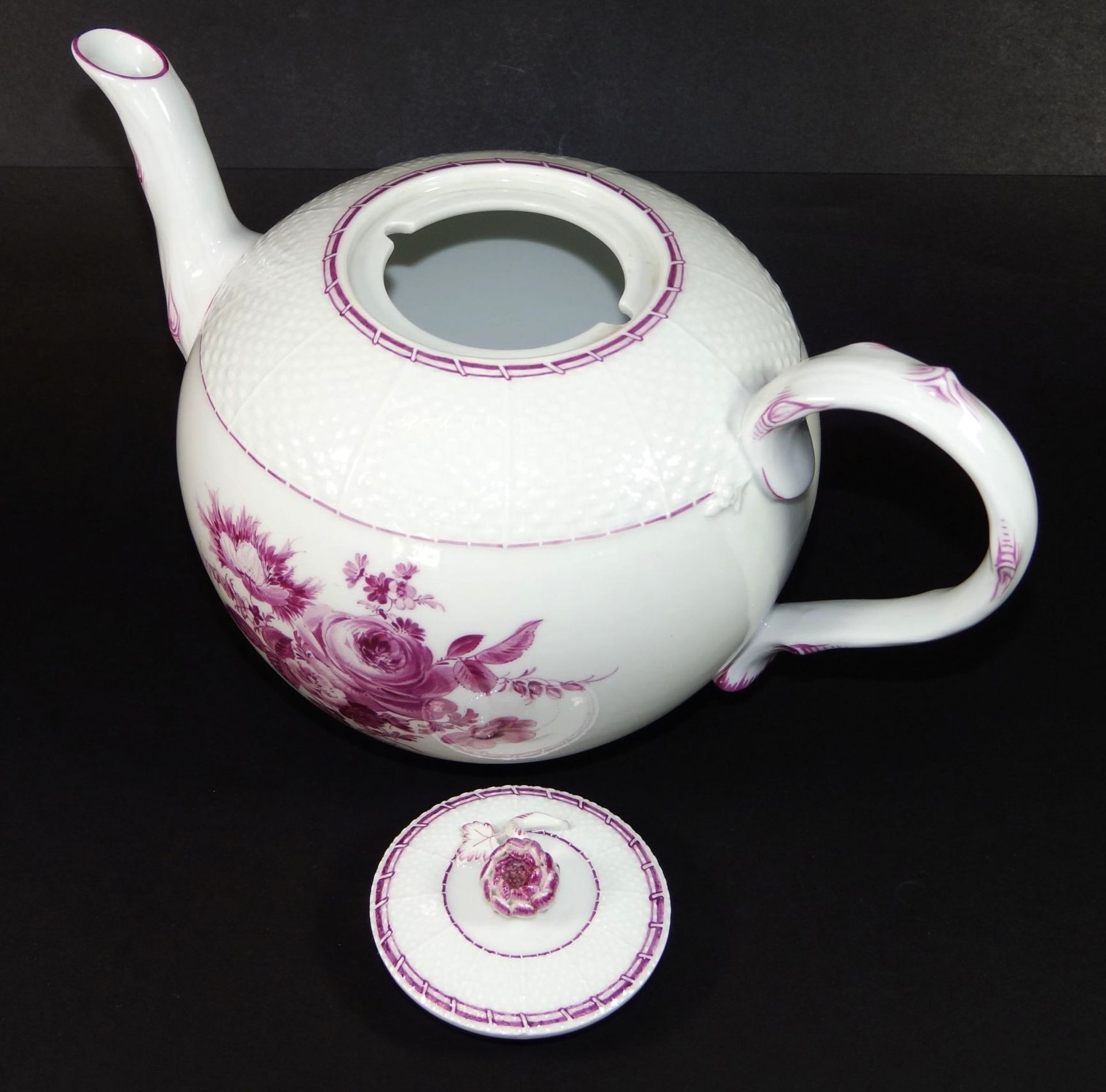 Teekanne mit lila Blumen "Meissen" Schwertermarke, H-14 cm - Bild 3 aus 4