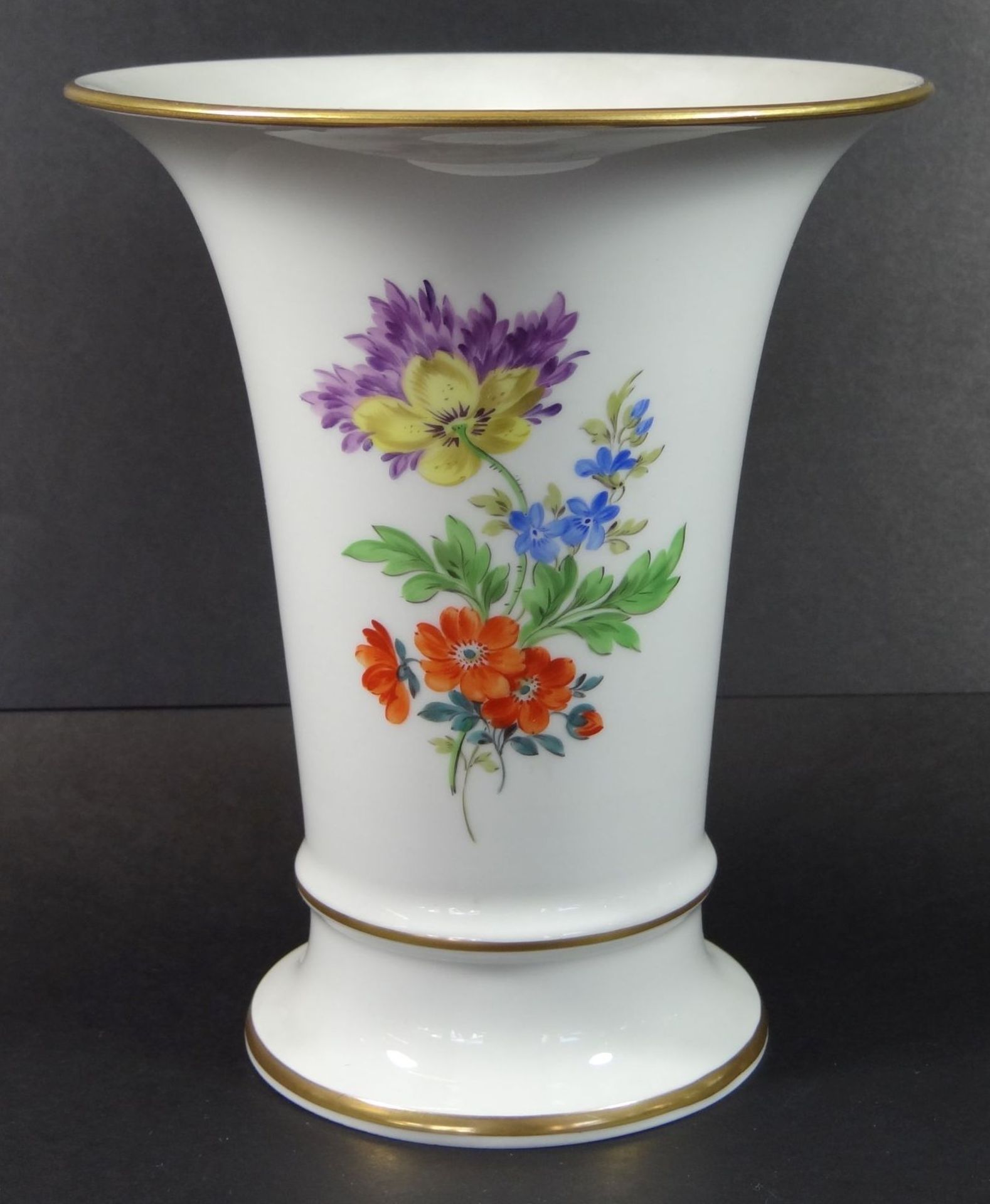 Vase "Meissen" Blumenmalerei Schwertermarke, H-17 cm, D-14 cm, am Stand Abplatzer