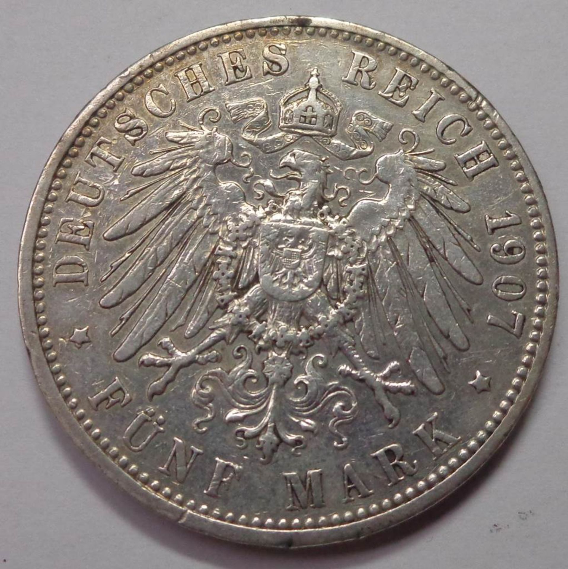 Fünf Mark, Deutsches Reich 1907 E, Friedrich August v. Sachsen, vz., mit Randfehler, 27,66 gr - Bild 2 aus 2