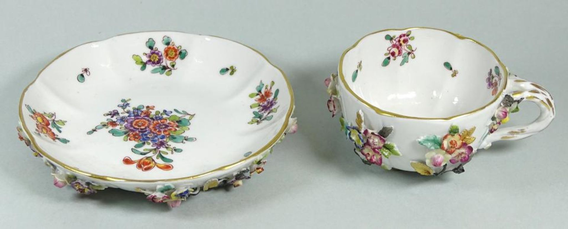 Kl. Tasse mit U.T. "Capodimonte", aufgesetzte Blüten, wohl 19.Jhd., H-4,3 cm, D-U.T. 12 cm, - Bild 3 aus 6