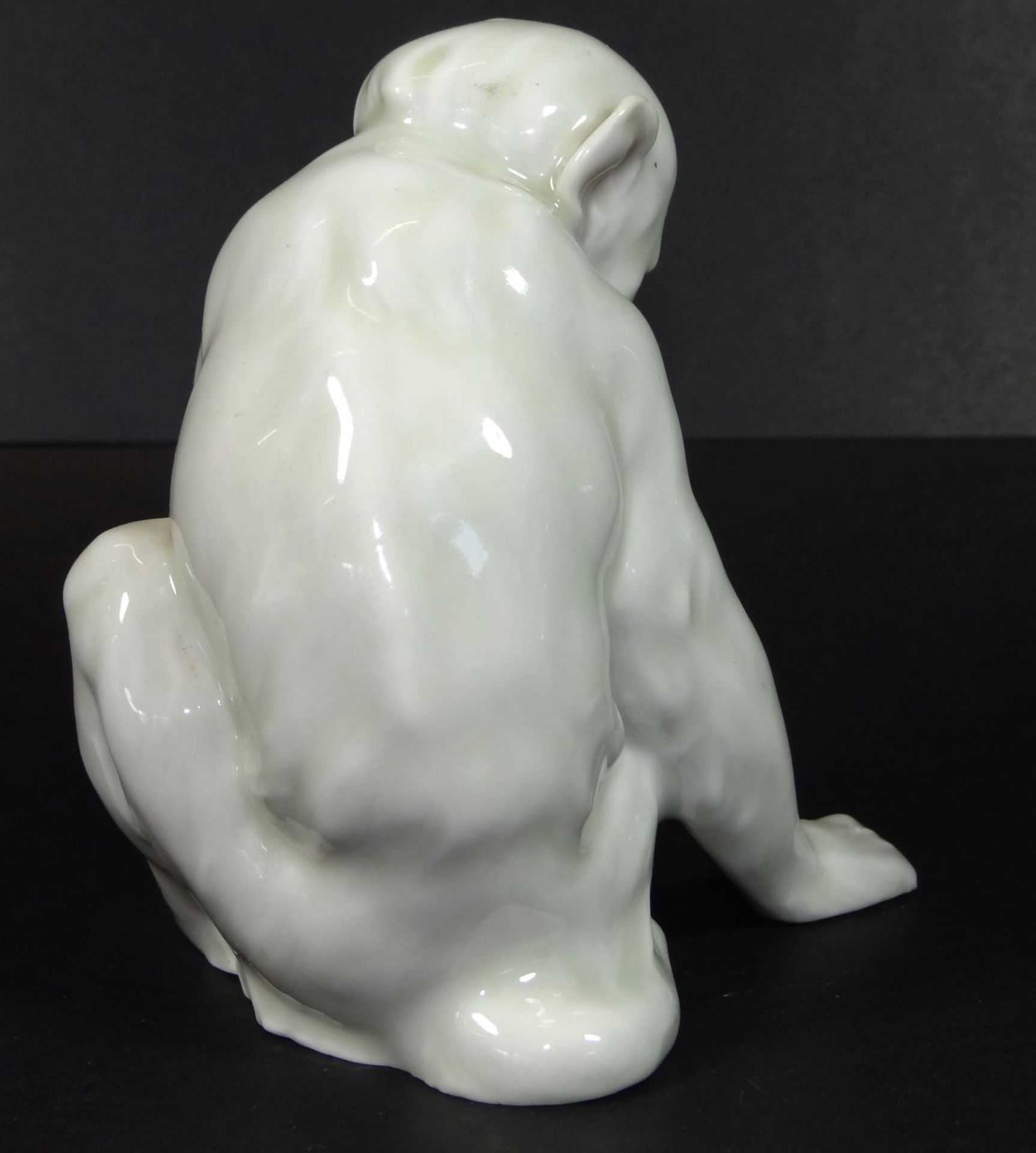 sitzender Affe, Weissporzellan, H-10 cm - Bild 3 aus 5