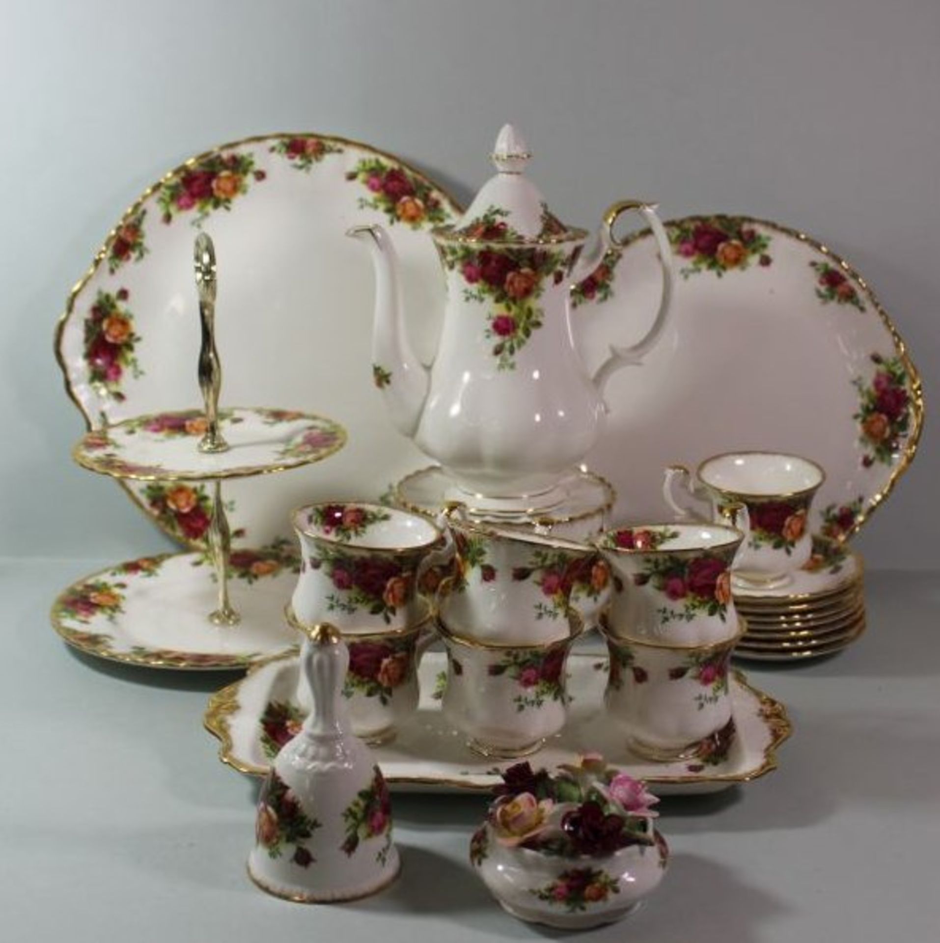 Restservice "Royal Albert", Old Country Rose, Kaffeekanne, Stöwchen,Etagere, 3x div. Platten, 7