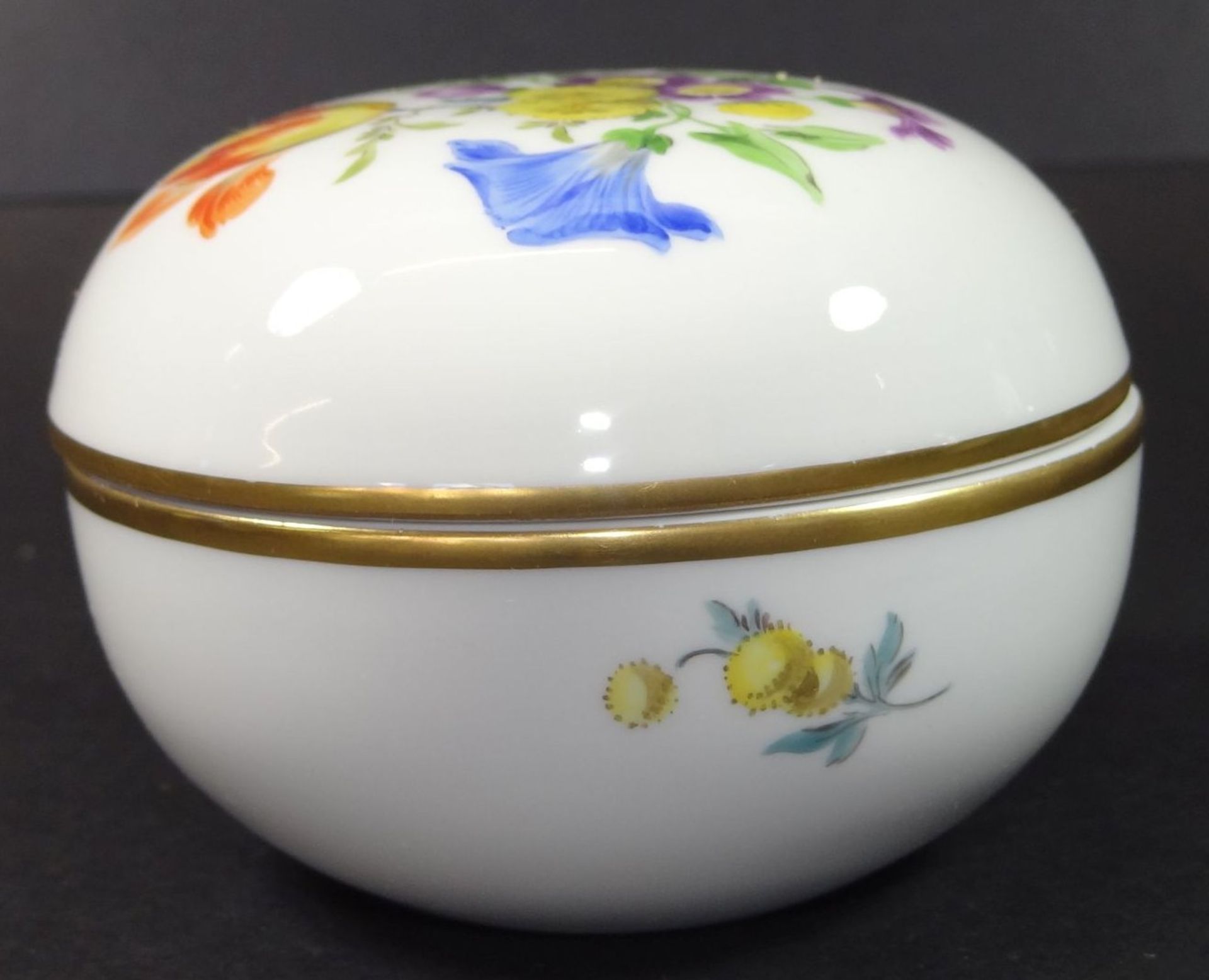 Deckeldose "Meissen" Blumenmalerei Schwertermarke durchschliffen, H-6,5 cm, D-9 cm - Bild 2 aus 4