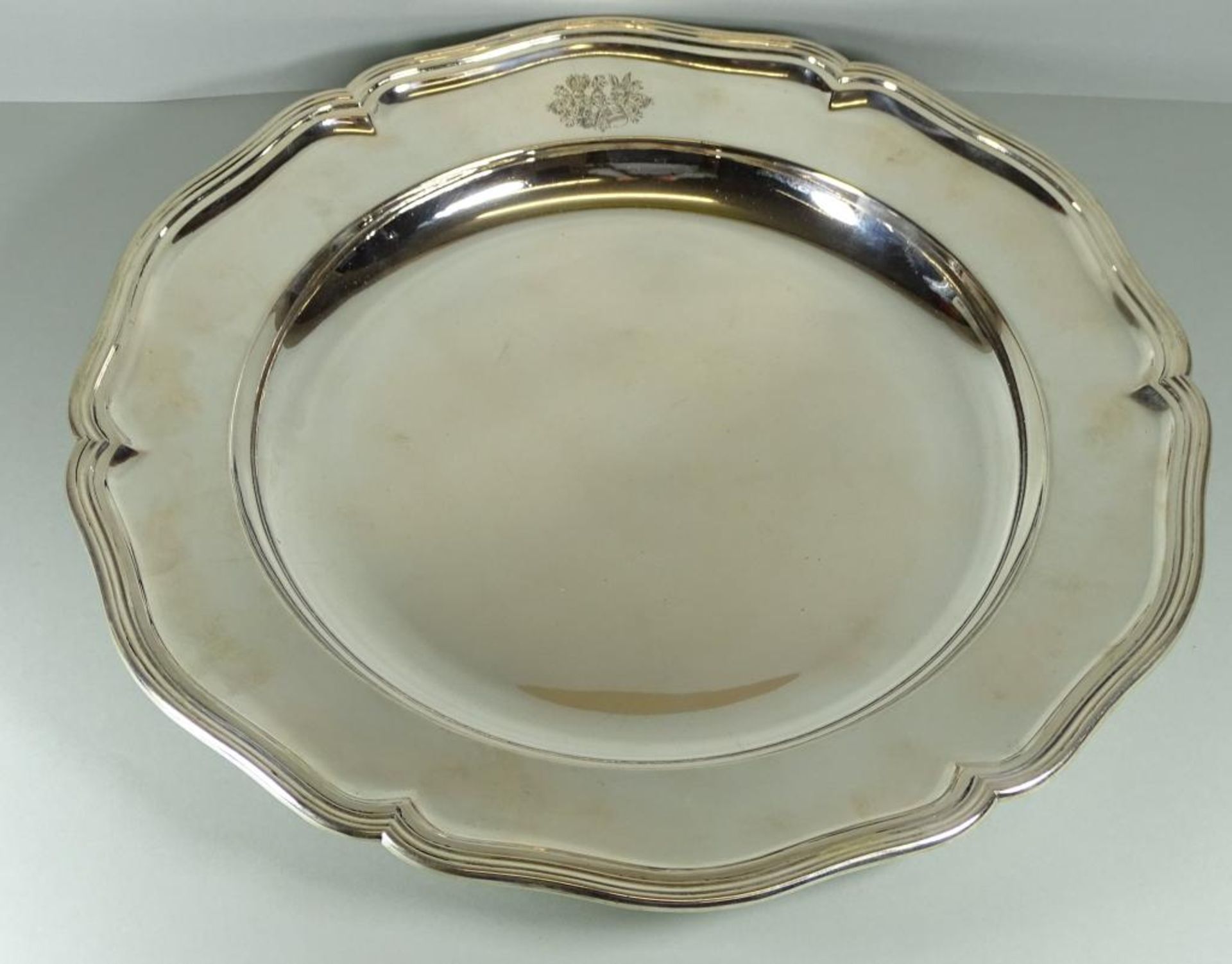 Große runde Platte,800er Silber,Otto Schneider, 930gr.,d-36,5cm,mit Adelswappen,guter Zustan
