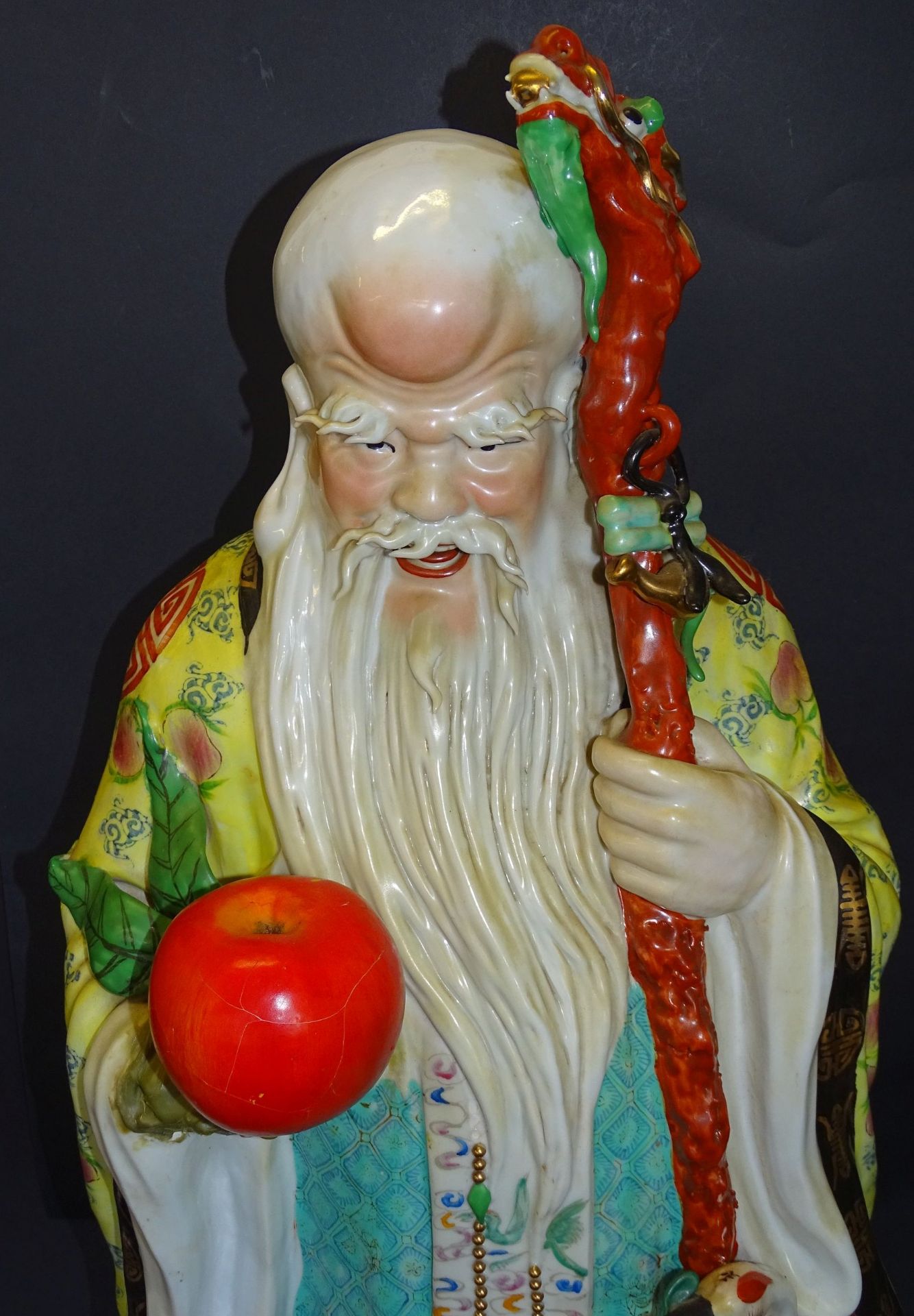 grosse Figur eines Chinesen, bemalt, H-77 cm, B-40 cm, eine Hand schlecht restauriert und - Bild 2 aus 10