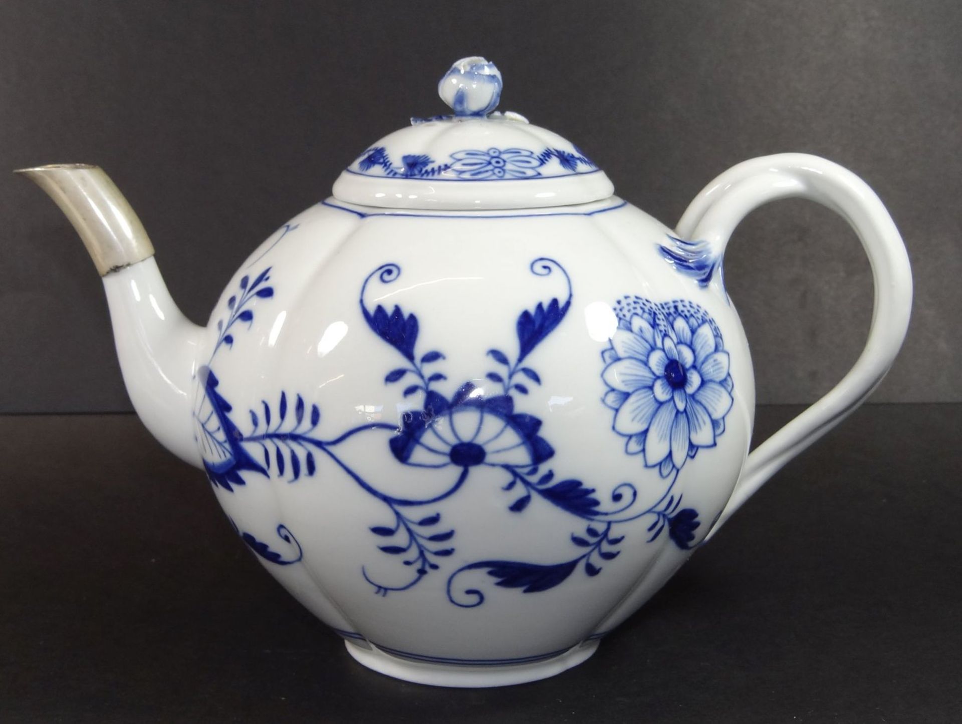 Teekanne "Meissen" Zwiebelmuster um 1850, Tülle beschädigt,Henkel mit Abplatzer, Deckelrose - Bild 2 aus 8