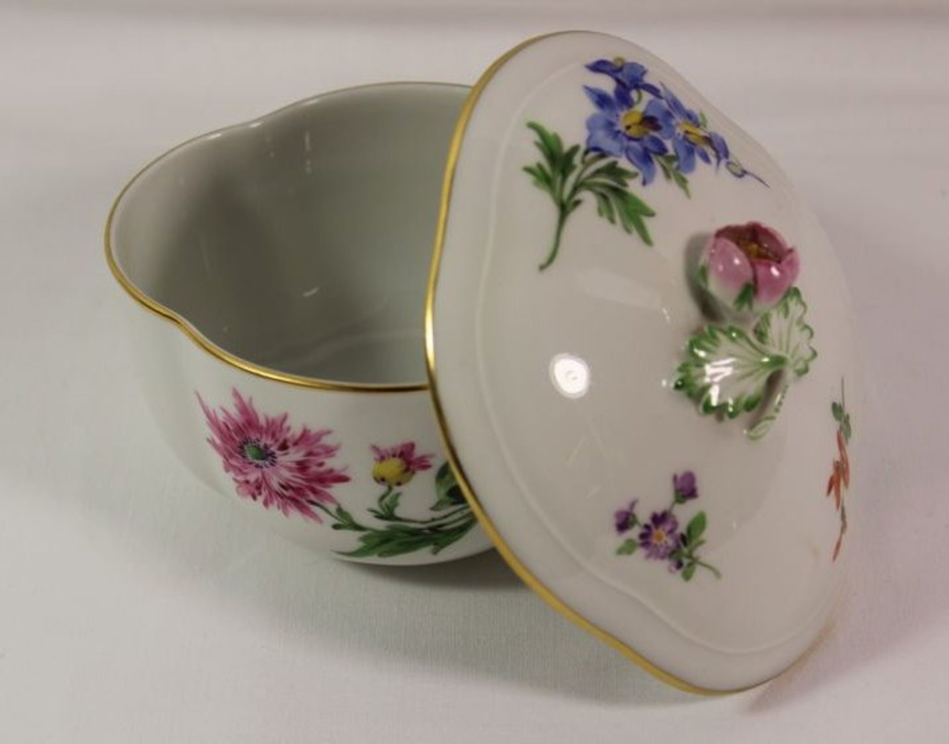 ovale Deckeldose Meissen, Schwertermarke, Blumenbemalung, 1. Wahl, Deckelblüte min. bestossen, H-9cm - Bild 2 aus 3