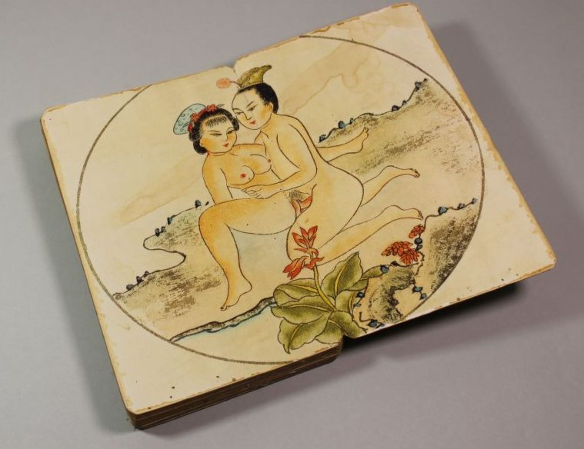 chinesisches Faltbuch, Erotika. - Bild 2 aus 3