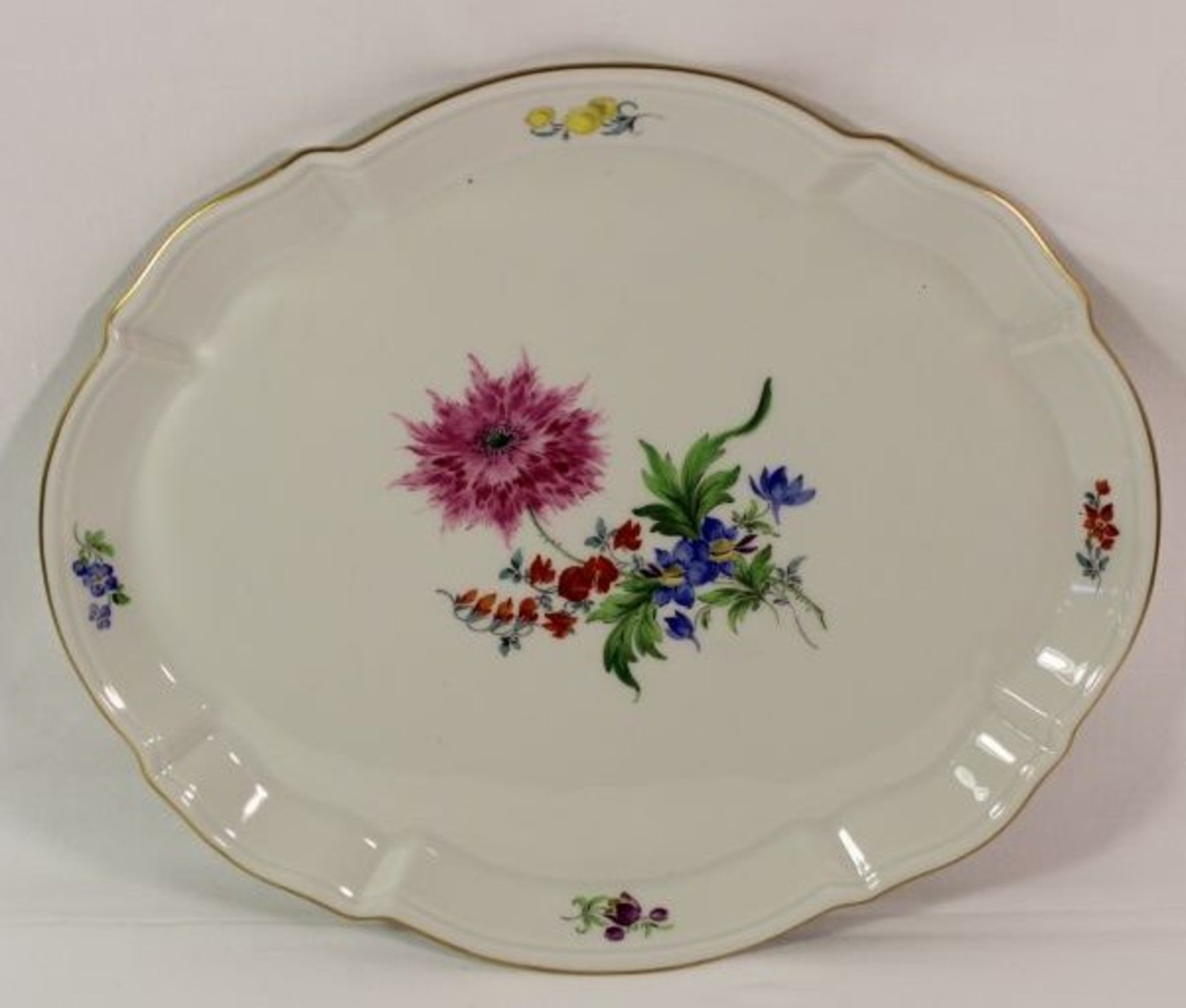 ovale Platte, Meissen, Schwertermarke, Blumenbemalung, 2x Schleifstriche, 27 x 23cm.