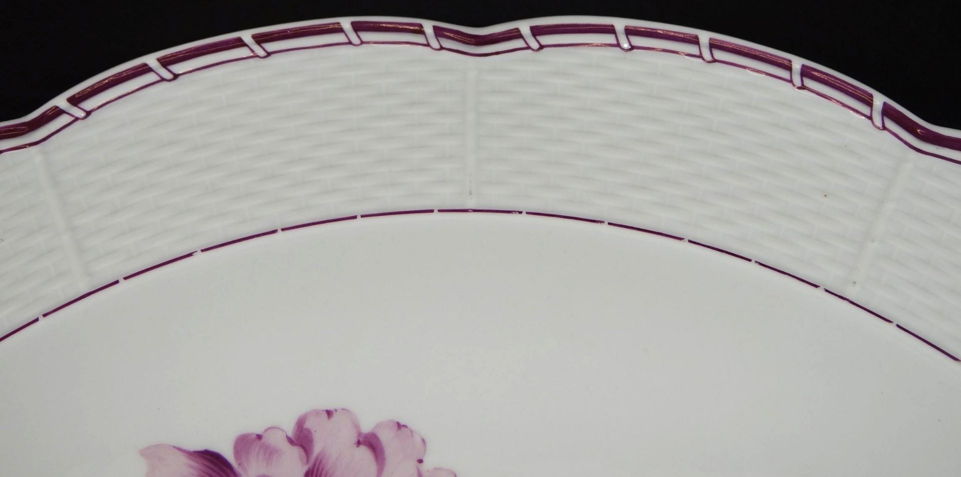 gr. Tortenplatte mit lila Blumen "Meissen" Schwertermarke mit Punkt, 1.Wahl, D-37 cm - Bild 3 aus 4