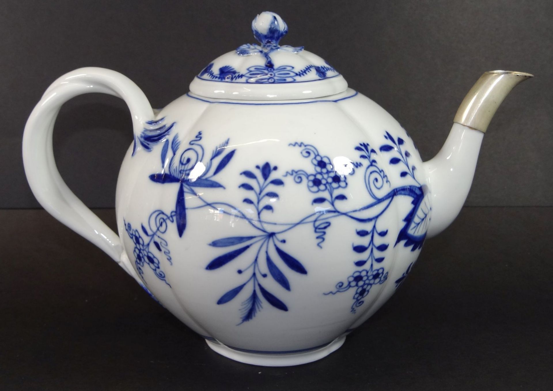 Teekanne "Meissen" Zwiebelmuster um 1850, Tülle beschädigt,Henkel mit Abplatzer, Deckelrose